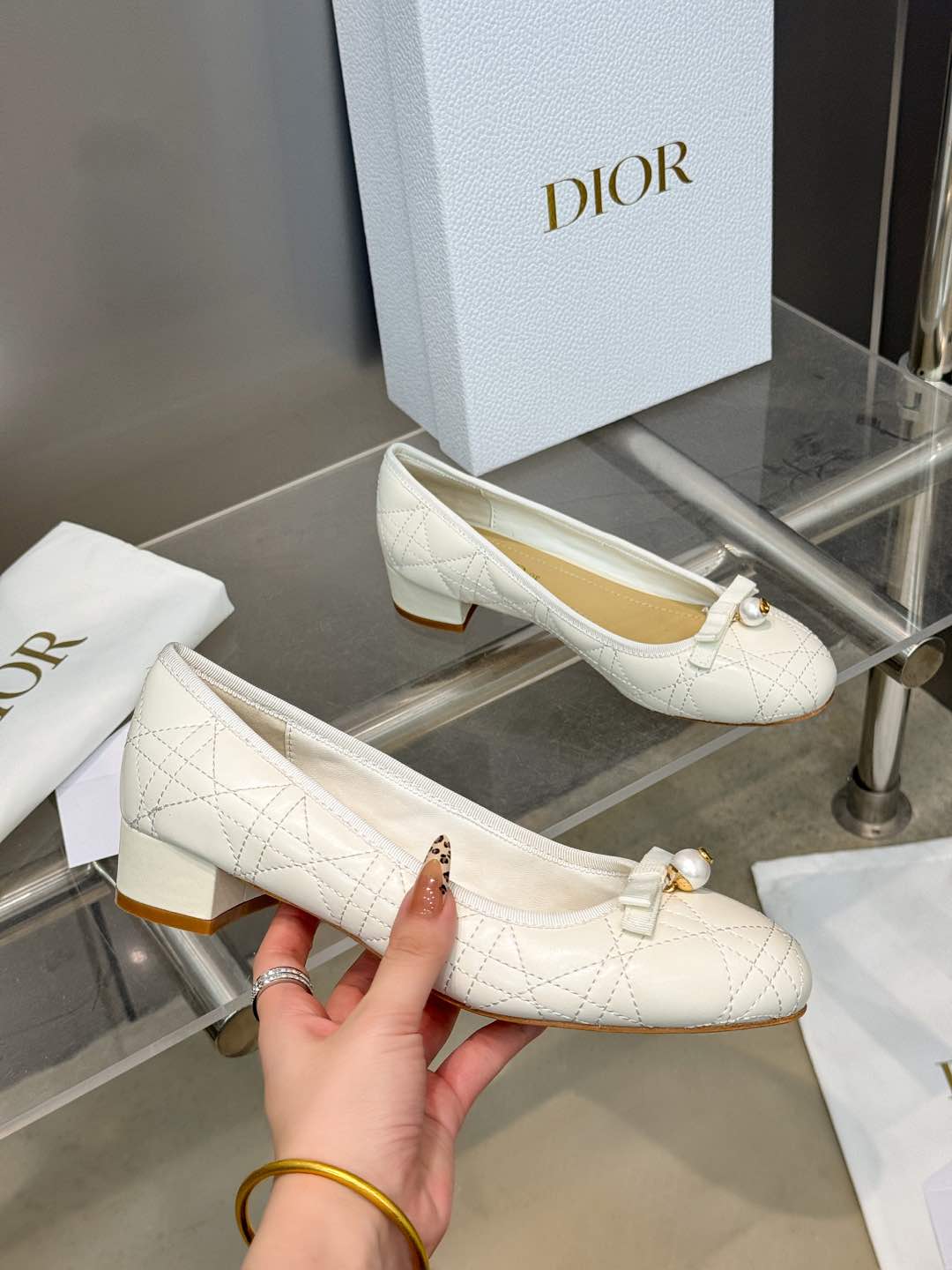 NO:241769,Dior Dior Spring and Summer Haute Couture Series New Ballet Signature Electric Embroidered Vine Plaid Low Heel Ballerian Shoes CD Letter Logo Pearl Button Heel Button Sandals Material Imported Metal Sheepskin/Environmental Via Plaid Thick Tweed   Water-Dyeed Sheepskin Inner   Italian Leather Outsole Heel Heel Heel: 3.5CM Size Standard Code 34-43 (34.40.41.42.43 Customized No Return or Exchange), Ballet Shoes, Dior, Dior, Sandals, Sheepskin, Leather Soles19860909迪奥 Dior 春夏高定系列新款 Ballet 标志性电绣藤格纹低跟芭蕾舞女鞋 CD字母logo珍珠扣粗跟蝴蝶结凉鞋 材质进口金属羊皮/环保藤格纹粗花呢 水染羊皮内里 意大利真皮大底 跟高:3.5CM 码数标准码34-43（34.40.41.42.43定制不退不换）,芭蕾舞鞋,dior,dior,sandals,sheepskin,Leather soles,Women's Shoes