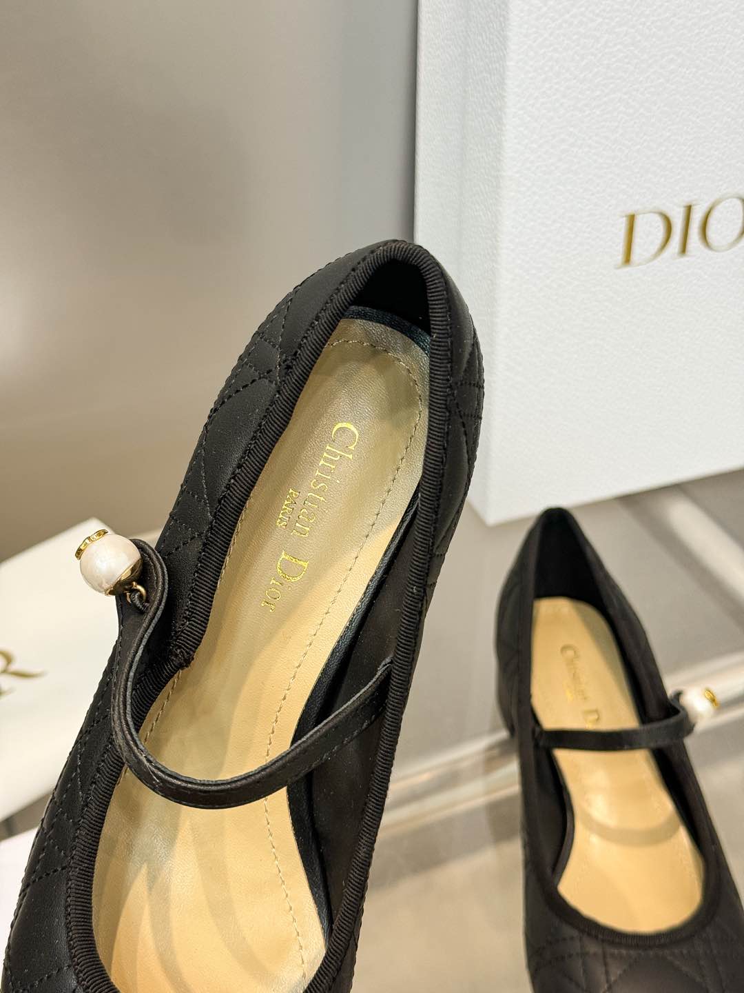 NO:241801,Dior Dior Spring and Summer Haute Couture Series New Ballet Signature Electric Embroidered Vine Plaid Low Heel Ballerian Shoes CD Letter Logo Pearl Button Heel Button Sandals Material Imported Metal Sheepskin/Environmental Via Plaid Thick Tweed   Water-Dyeed Sheepskin Inner   Italian Leather Outsole Heel Heel Heel: 3.5CM Size Standard Code 34-43 (34.40.41.42.43 Customized No Return or Exchange), Ballet Shoes, Dior, Dior, Sandals, Sheepskin, Leather Soles19860909迪奥 Dior 春夏高定系列新款 Ballet 标志性电绣藤格纹低跟芭蕾舞女鞋 CD字母logo珍珠扣粗跟蝴蝶结凉鞋 材质进口金属羊皮/环保藤格纹粗花呢 水染羊皮内里 意大利真皮大底 跟高:3.5CM 码数标准码34-43（34.40.41.42.43定制不退不换）,芭蕾舞鞋,dior,dior,sandals,sheepskin,Leather soles,Women's Shoes