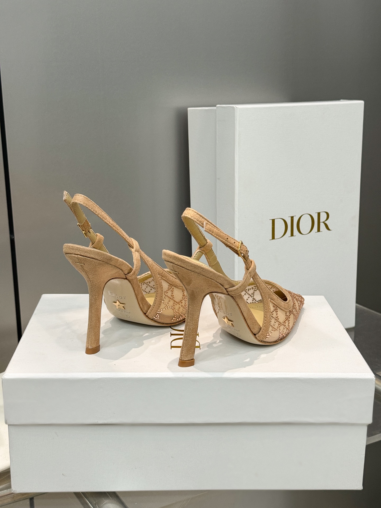 NO:437396,Dior 2025 Spring and Summer Show new bling...bling...Crystal Shoes Capture series high heel women's shoes Celebrity same rhinestone square toe rattan pattern cat heel sandals Top high-end version on the market Exclusive sale Material: Original custom mesh inlaid with Australian rhinestones + water dyed sheepskin footbed + original mold opening hardware buckle + Italian leather outsole Heel height: 6.5CM/9.5CM size34-43 (34.40.41.42.43. Customized non-return and exchange), high heels sandals, dior, dior, sandals, high heels, sheepskin, Leather soles19860909Dior 迪奥 2025春夏走秀新款bling...bling...水晶鞋 Capture系列高跟女鞋 明星同款水钻方头藤格纹图案猫跟拖凉鞋 市面顶级高端版本 独家发售 材质:原版定制网面镶烫澳洲水钻+水染羊皮垫脚+原版开模五金扣+意大利真皮大底 跟高:6.5CM/9.5CM size34-43(34.40.41.42.43.定做不退换),高跟鞋凉鞋,dior,dior,sandals,high heels,sheepskin,Leather soles,Women's Shoes