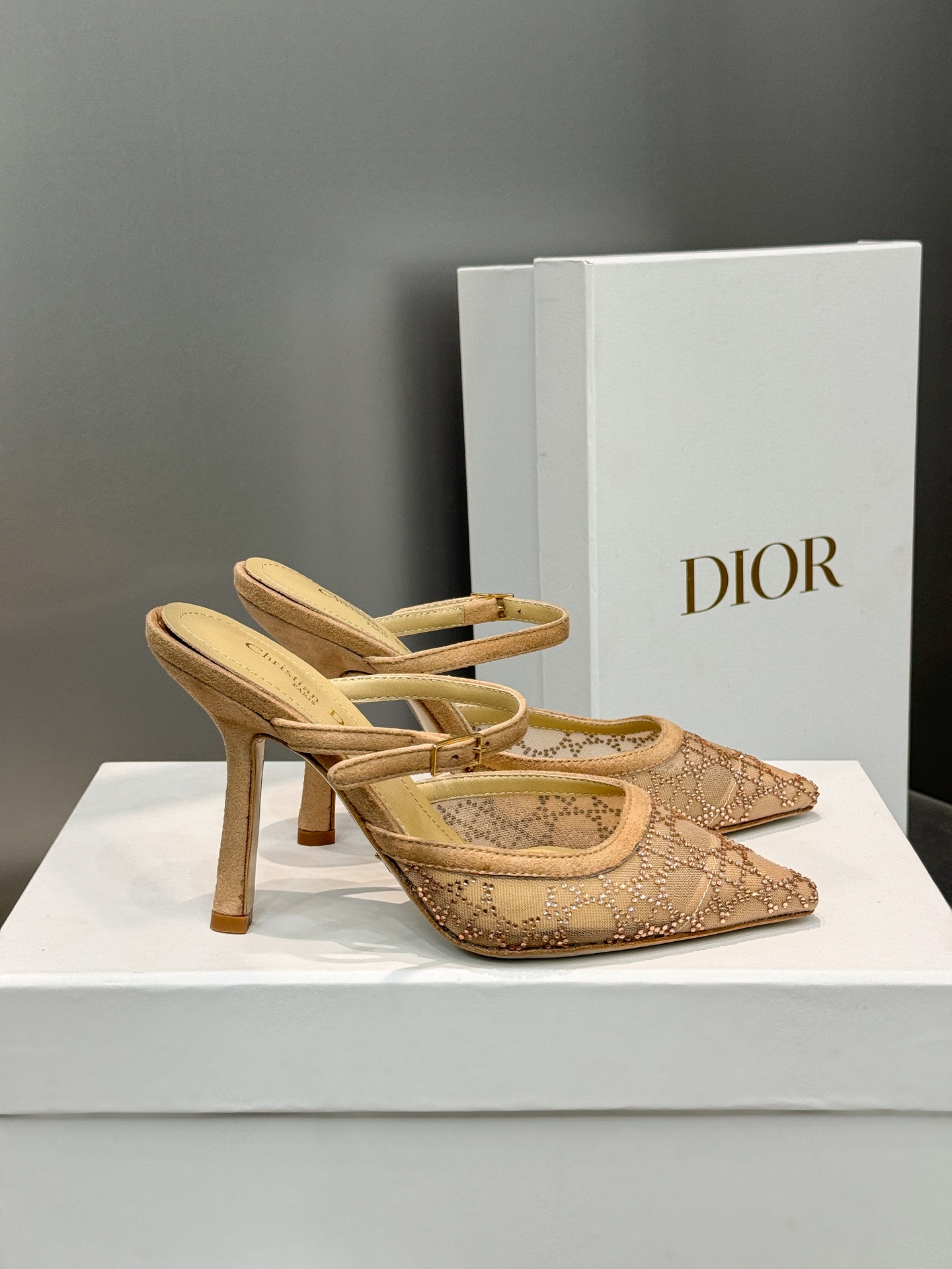 NO:241778,Dior 2025 Spring and Summer Show new bling...bling...Crystal Shoes Capture series high heel women's shoes Celebrity same rhinestone square toe rattan pattern cat heel sandals Top high-end version on the market Exclusive sale Material: Original custom mesh inlaid with Australian rhinestones   water dyed sheepskin footbed   original mold opening hardware buckle   Italian leather outsole Heel height: 6.5CM/9.5CM size34-43 (34.40.41.42.43. Customized non-return and exchange), high heels, dior, dior, sandals, high heels, sheepskin, Leather soles19860909Dior 迪奥 2025春夏走秀新款bling...bling...水晶鞋 Capture系列高跟女鞋 明星同款水钻方头藤格纹图案猫跟拖凉鞋 市面顶级高端版本 独家发售 材质:原版定制网面镶烫澳洲水钻 水染羊皮垫脚 原版开模五金扣 意大利真皮大底 跟高:6.5CM/9.5CM size34-43(34.40.41.42.43.定做不退换),高跟鞋,dior,dior,sandals,high heels,sheepskin,Leather soles,Women's Shoes