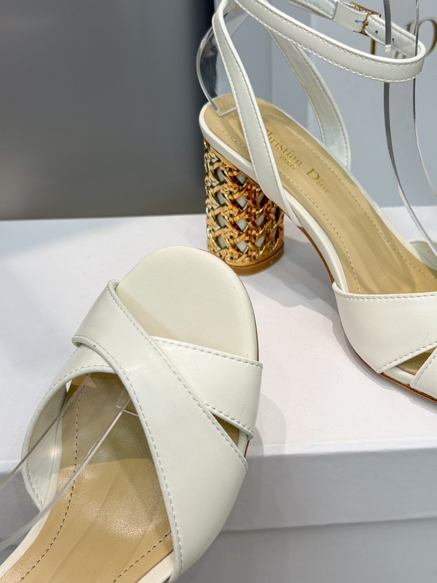 NO:241788,Dior new Icon series cylindrical heel strap women's shoes CD star same high heel round toe cross-belt color-blocked sandals material upper imported full grain calfskin   water dyed sheepskin inner footbed   Italian genuine leather outsole Heel height: 8.5CM Size35-42 Standard size (40.41.42. Customized non-return and exchange), high heels sandals, dior, dior, sandals, high heels, cowhide, sheepskin, Leather soles19860909Dior 迪奥秋冬新款Icon系列圆柱跟脚环绑带女鞋 CD明星同款高跟圆头交叉带拼色凉鞋 材质鞋面进口全粒面小牛皮 水染羊皮内里垫脚 意大利真皮大底 跟高:8.5CM Size35-42 标准码（40.41.42.定制不退换）,高跟鞋凉鞋,dior,dior,sandals,high heels,cowhide,sheepskin,Leather soles,Women's Shoes