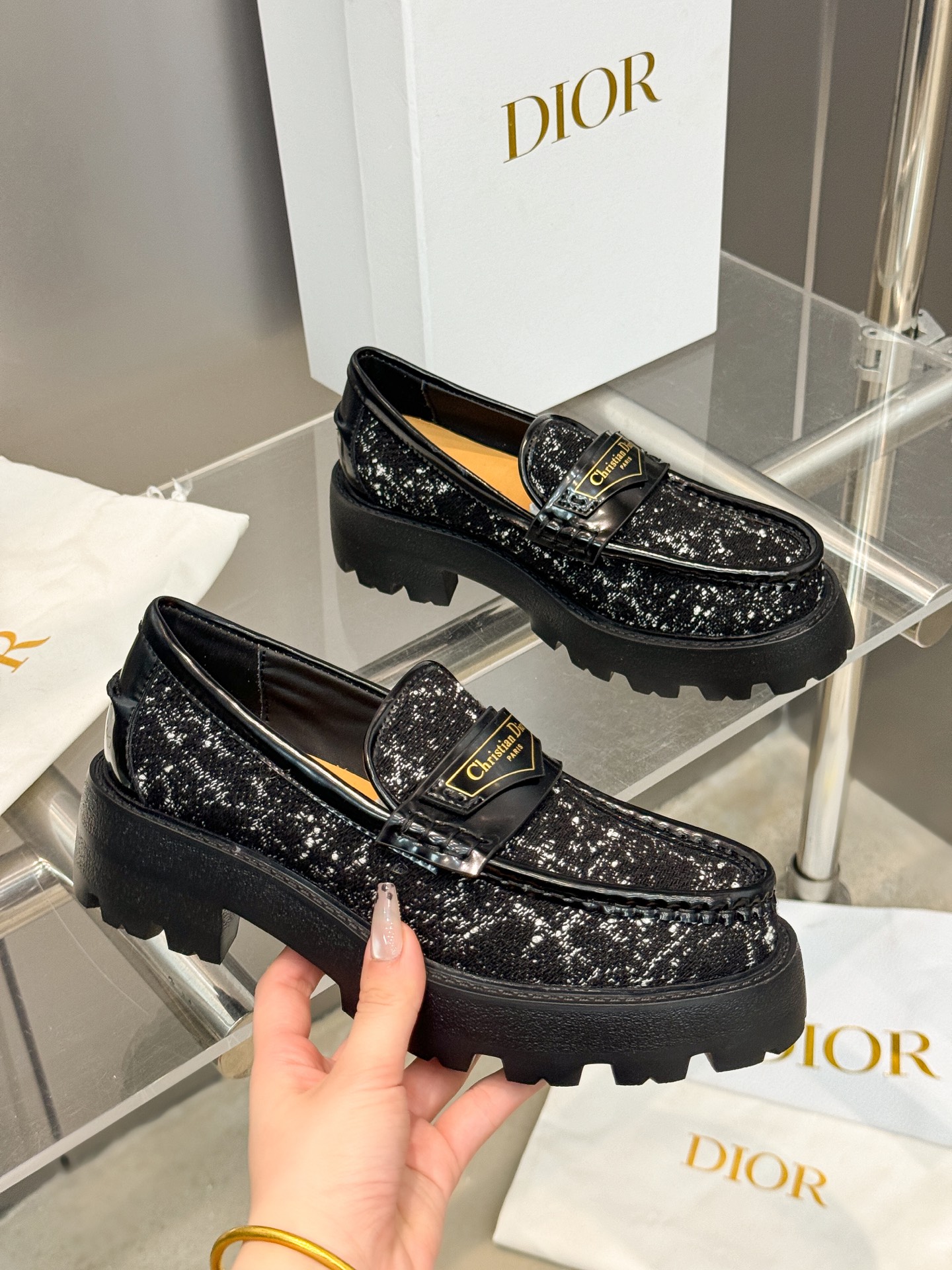 NO:165529,Dior Dior autumn and winter new D-Boy letter logo color-blocked thick sole women's shoes same style as celebrity pedal belt buckle round toe retro low-heeled loafer shoes Material: imported upper with open edge beads and cowhides environmentally friendly tweed   water-dyed sheepskin inner lining   original molded IP sole Sole thickness: 3.5CM Size: 35-42 (41.42 Custom made no return or replacement), loafers, dior, dior, loafers, cowhide, sheepskin19860909迪奥 Dior 秋冬新款 D-Boy 字母logo拼色厚底女鞋 明星同款一脚蹬皮带扣圆头复古低跟乐福单鞋 材质:鞋面进口开边珠牛皮拼接环保藤格纹粗花呢 水染羊皮内里 原版开模IP大底 底厚:3.5CM Size: 35-42（41.42 定做不退不换）,乐福鞋,dior,dior,loafers,cowhide,sheepskin,Women's Shoes