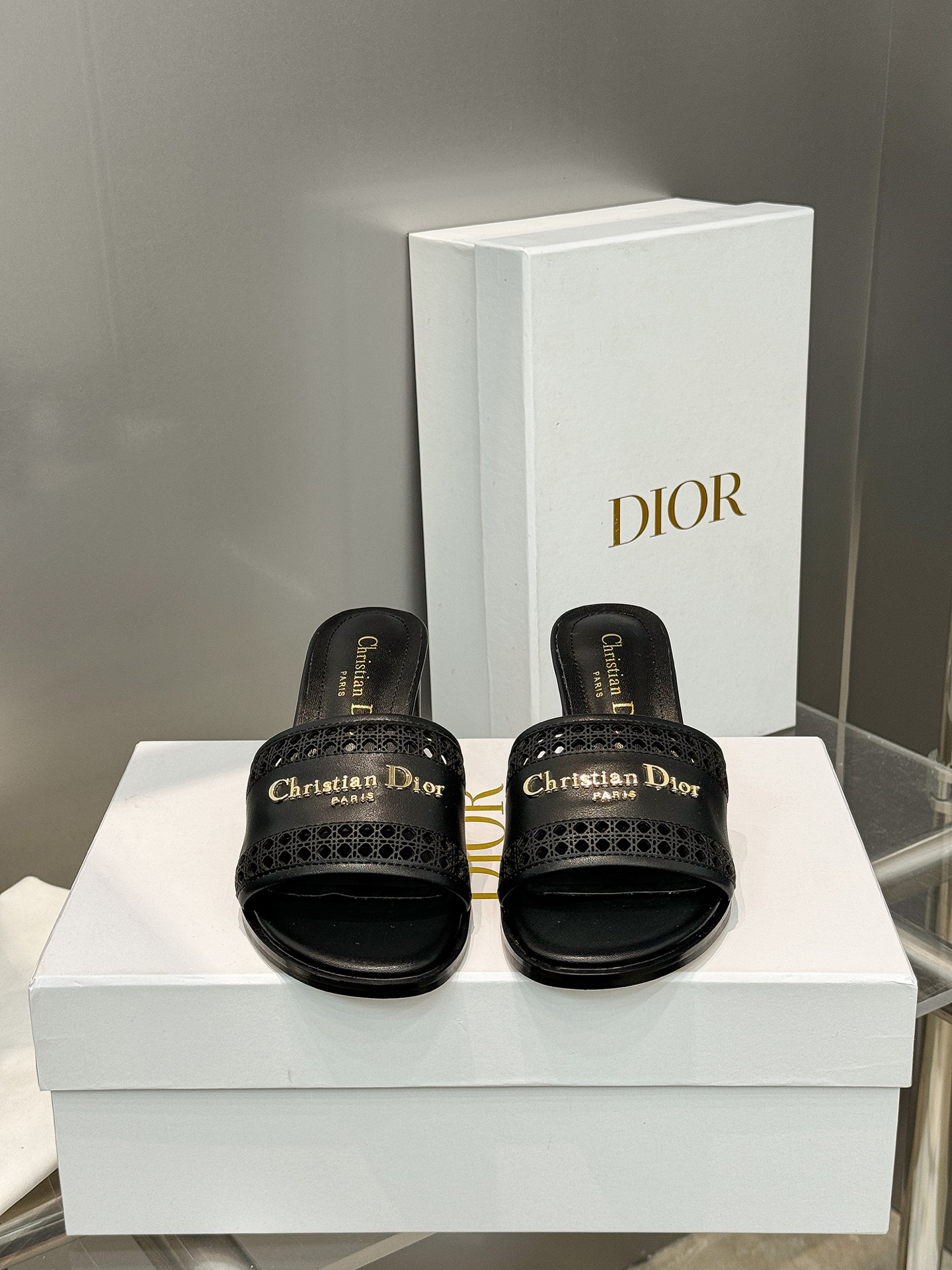 NO:437432,Dior Dior 2025 spring and summer new D-Lane jelly color hollow women's shoes CD letter logo hardware buckle flat sole round toe open-toe sandals, top-level version on the market, exclusive for sale Material: imported calfskin upper + water dyed sheepskin lining + Italian genuine leather outsole + original molded pure copper hardware buckle heel height 6.0cm size34-42 (34.40.41 custom made without return or replacement), slippers, dior, dior, slippers, cowhide, sheepskin, Leather soles19860909迪奥 Dior 2025 春夏新款 D-Lane 果冻色镂空女鞋 CD字母logo五金扣平底圆头露趾凉拖鞋 市面顶级版本 独家发售 材质:鞋面进口小牛皮+水染羊皮内里+意大利真皮大底+原版开模纯铜五金扣 跟高6.0cm size34-42（34.40.41定做不退不换）,拖鞋,dior,dior,slippers,cowhide,sheepskin,Leather soles,Women's Shoes