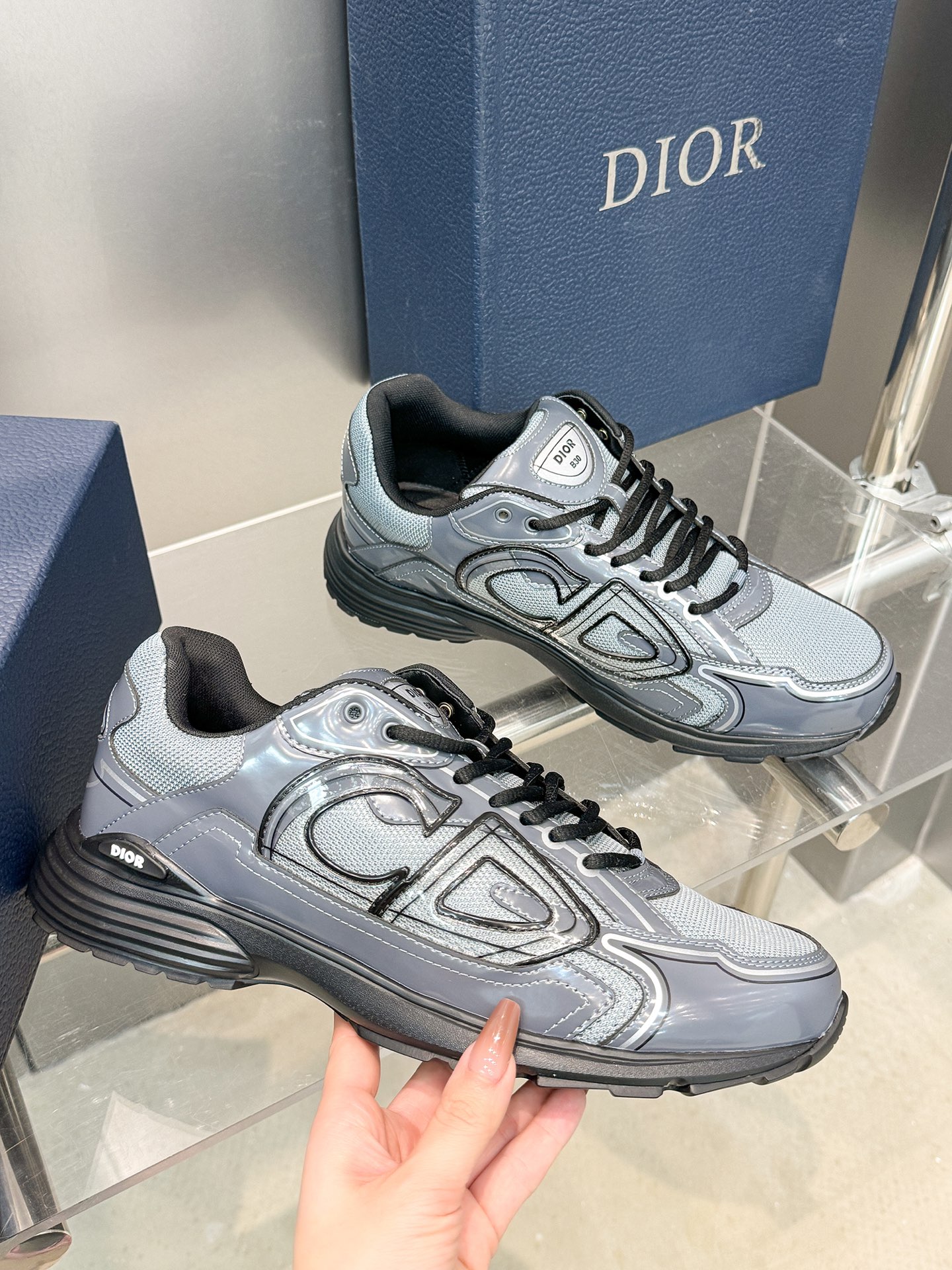 NO:241742,Newly upgraded Dior B30 series dad sneakers New B30 sports shoes Following the trend of the retro market The Dior logo on the tongue of Dad Shoes style shoes is also indicated that this pair of shoes is the B30 model!  B30 uses delicate textured leather and mesh fabric materials to splice the shoe body, and there are conspicuous letter CDs on both sides of the shoe body to indicate identity, and the shoe body outlines the details, making the shoe look less monotonous and retro. Exquisite packaging for the delivery counter. Original custom technology fabric   mesh. Customized inner lining. Outsole IP   TPU sole. Sole thickness of 3.5CM. Size women's size 35-40/men's size 39-45, casual shoes/sports shoes, dior, dior, sneakers.19860909全新升级迪奥B30系列老爹运动鞋 全新B30运动鞋 顺应复古市场的趋势的 Dad Shoes风格鞋款鞋舌上的Dior标志 也注明了这双鞋是B30的型号！B30运用了质感细腻的皮革和网眼布面材质拼接成鞋身,鞋身两侧有显眼的字母CD 表明身份,鞋身多处线条勾勒细节 让鞋子看起来不那么单调、复古味十足 配送专柜精美包装 面料原版定制科技面料 网面 内里定制透气内里 大底IP TPU大底 底厚3.5CM Size女码35-40 / 男码39-45,休闲鞋/运动鞋,dior,dior,sneakers,Women's Shoes