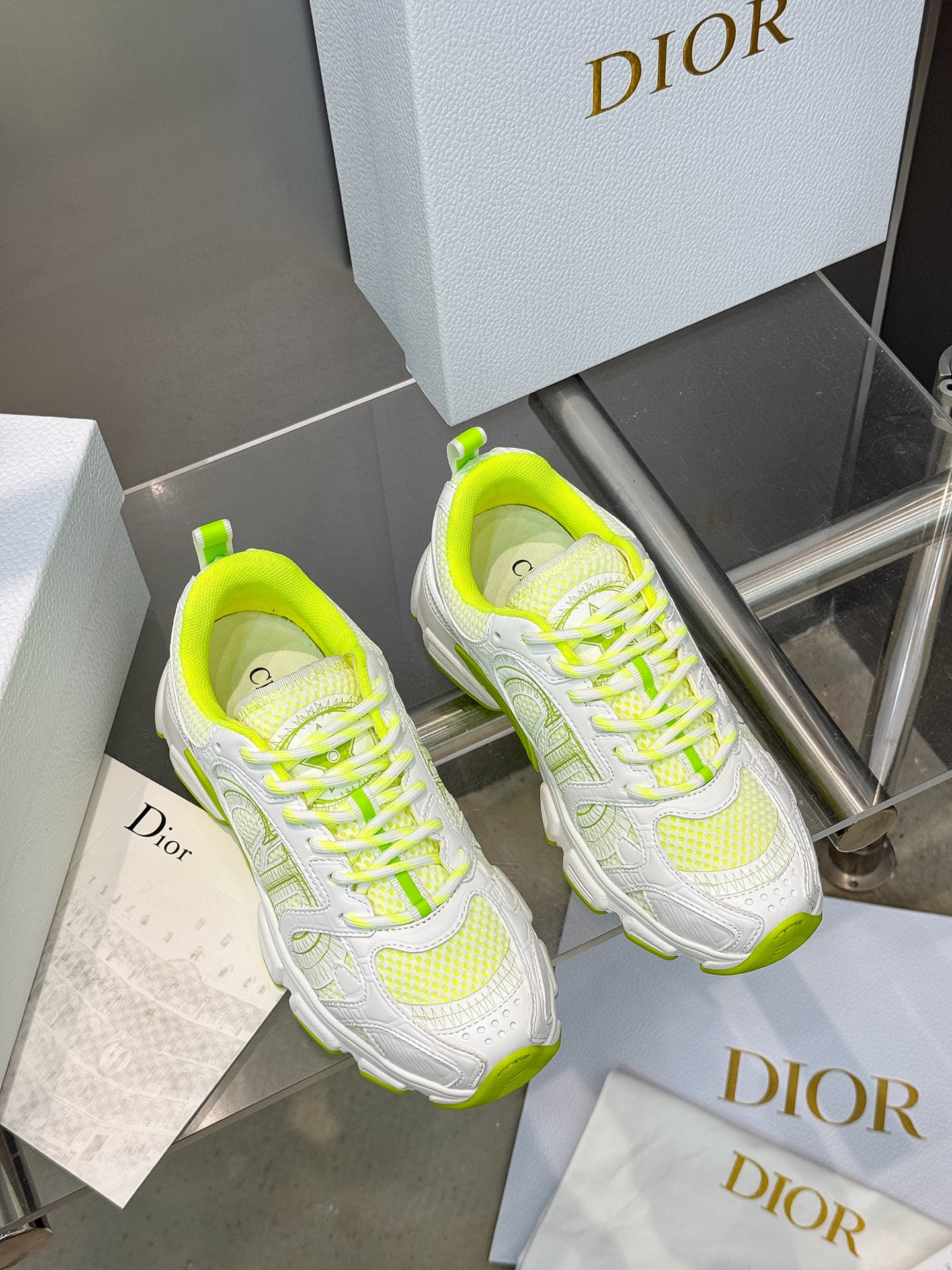 NO:241745,Latest color matching Dior Spring and Summer Show new Chrono iconic fashionable modern sports dad shoes CD letter logo lace-up color-blocking thick-soled running shoes Celebrity same jelly color casual women's shoes Top high-end version on the market Fabric: original imported cowhide   mesh Inner original customized breathable mesh Sole original open molded sole 4.5CM Size: women's model 35-41 (40, 41 custom made without return), casual shoes/sports shoes, dior, dior, sneakers, cowhide19860909最新配色 Dior 迪奥春夏走秀新款 Chrono 标志性时尚摩登运动老爹鞋 CD字母logo系带拼色厚底跑鞋 明星同款果冻色休闲女鞋 市面顶级高端版本 面料:原版进口头层牛皮 网面 内里原版定制透气网里 鞋底原版开模大底 底厚4.5CM Size:女款35-41（40、41 订做不退换）,休闲鞋/运动鞋,dior,dior,sneakers,cowhide,Women's Shoes