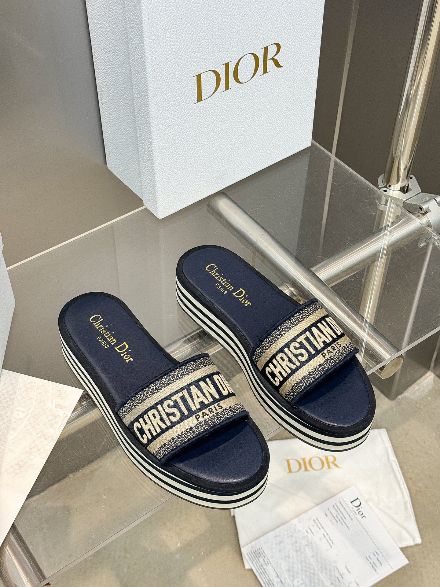 NO:241739,Dior Dway striped thick sole embroidered sandals This Dway thick sole sandals are fashionable and casual. Dark blue/black cotton style, embroidered with Christian Dior Paris logo, which is recognizable. Paired with light micro-porous thick sole, decorated with blue and white stripes, it can enhance the style of this season's various outfits. Materials and craftsmanship The upper is embroidered with brand logo, padded cowhide leather insole 4.5cm thick sole is made of micro-porous and rubber outsole engraved with D-home Lucky Star symbol rubber sole Size35-39 (40/41/custom-made, non-return and exchange), slippers, dior, dior, dior, slippers, cowhide19860909Dior迪奥Dway条纹厚底刺绣凉拖鞋 这款 Dway 厚底凉拖时尚休闲.深蓝色/黑色棉质款式,饰以 Christian Dior Paris 标志刺绣,富有辨识度.搭配轻盈的微孔材质厚底,饰以蓝色和白色条纹,可为本季的各式装扮提升格调. 材料与工艺 鞋面饰以品牌标志刺绣 加垫牛皮革内底 4.5cm厚底采用微孔材质和橡胶大底 镌刻D家幸运星符号橡胶底 Size35-39（40/41/订做不退换）,拖鞋,dior,dior,dior,slippers,cowhide,Women's Shoes