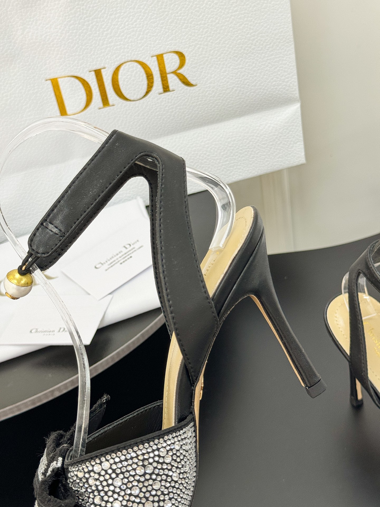 NO:437369,Maria Grazia Chiuri launches exquisite and elegant Dior Gem heel sandals. They are carefully crafted from silver-toned cotton fabric, embroidered with metallic luster thread, embroidered with multi-color square imitation crystal, and the exquisite lace-up is unique. The style is exquisite and matched with 9.5 cm heels, which can be matched with formal shapes. Size 35-42 (40.41.42 no return or replacement), high heels sandals, dior, sandals, high heels19860909玛丽亚·嘉茜娅·蔻丽 (Maria Grazia Chiuri) 推出精致高雅的 Dior Gem 带跟凉鞋.采用银色调棉质面料精心制作,饰以金属光泽线刺绣,点缀以多色正方形仿水晶,精美的系带别具一格.款式精美,搭配 9.5 厘米鞋跟更加精致,可与正式造型搭配. 码数 35-42（40.41.42不退不换）,高跟鞋凉鞋,dior,sandals,high heels,Women's Shoes