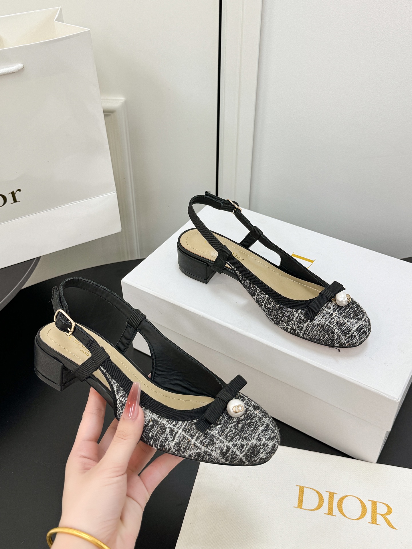 NO:437359,Dior Dior Spring and Summer Haute Couture Series New Ballet Signature Electric Embroidered Vine Plaid Low Heel Ballerian Shoes CD Letter Logo Pearl Button Heel Button Sandals Material Imported Metal Sheepskin/Environmental Viagra Plaid Thick Tweed + Water-Dyeed Sheepskin Inner + Italian Leather Outsole Heel Heel Heel: 3.5CM Size Standard Code 34-41 (34.40.41. Customized No Return or Exchange), Sandals, Dior, Dior, Sandals, Sheepskin, Leather Soles19860909迪奥 Dior 春夏高定系列新款 Ballet 标志性电绣藤格纹低跟芭蕾舞女鞋 CD字母logo珍珠扣粗跟蝴蝶结凉鞋 材质进口金属羊皮/环保藤格纹粗花呢+水染羊皮内里+意大利真皮大底 跟高:3.5CM 码数标准码34-41（34.40.41.定制不退不换）,凉鞋,dior,dior,sandals,sheepskin,Leather soles,Women's Shoes