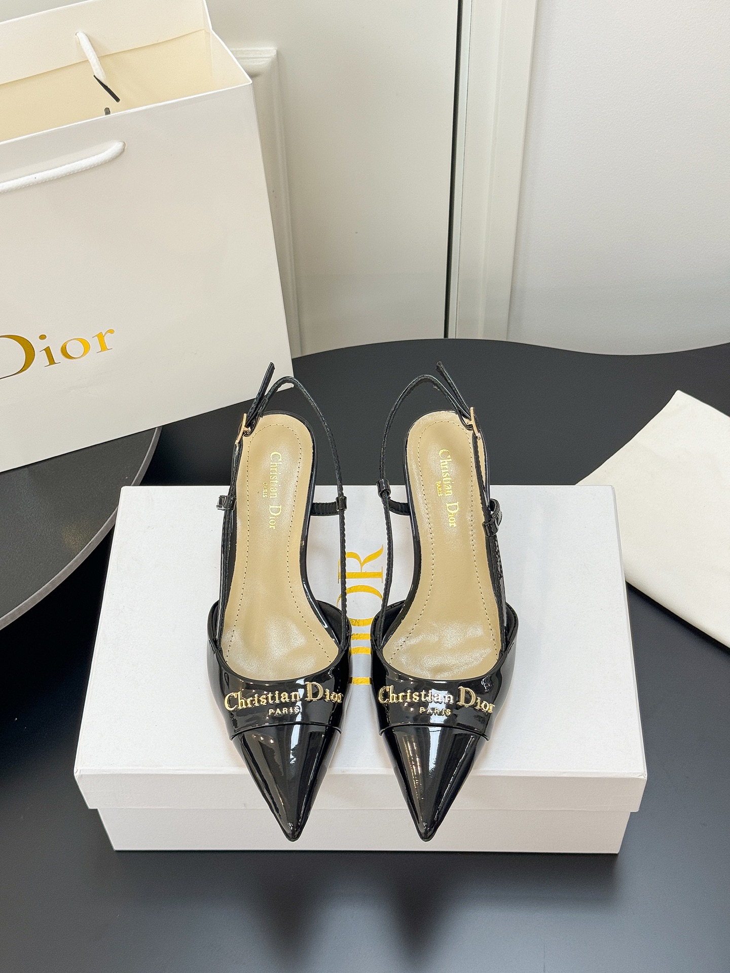 NO:437381,Continue the eternal classic of D's family!  This shoe is low-key and gorgeous, sexy and not ostentatious. The shoe style is a delicate style that everyone loves. It looks very slim. The entire curve of the side perfectly shows the curve of the foot. Upper cowhide/paper leather. Mixed-bred sheepskin. Outsole. Original Italian sole. Heel height 5cm. Size 35-39 (40/41/42. Customized and non-returned). High heels, sandals, dior, sandals, high heels, cowhide, sheepskin.19860909延续D家永恒经典！这款鞋低调不失华丽 性感又不显张扬 鞋型是大家都爱的秀气款 非常非常显瘦 侧面整个弧度将脚部曲线完美展现 鞋面牛皮/漆皮 内里混种羊皮 大底意大利原版底 跟高5cm 码数35-39（40/41/42 定制不退换）,高跟鞋凉鞋,dior,sandals,high heels,cowhide,sheepskin,Women's Shoes