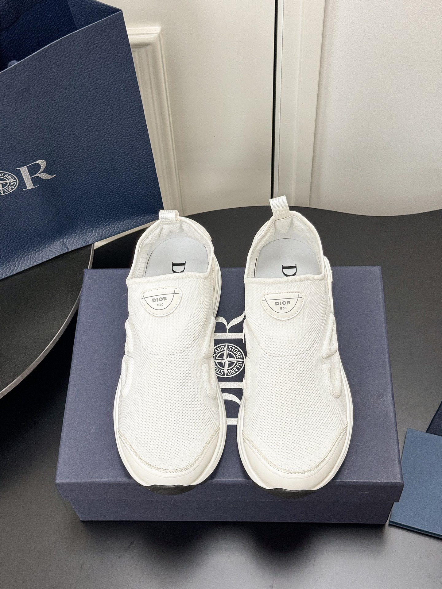 NO:437393,(Only men's size) Dior 2025 spring and summer new B30 modern sports shoes Celebrity same style thick sole casual running shoes CD three-dimensional letter logo lazy man kicking dad shoes top high-end version on the market Material: imported custom calfskin splicing environmentally friendly breathable mesh fabric technology fabric + environmentally friendly polyester blended breathable inner lining + original mold opening IP sole Size: men's size 38-46 (38.46 custom non-return and exchange), dad shoes, dior, dior, sneakers, cowhide19860909（仅男码） Dior 迪奥 2025春夏新款 B30摩登运动鞋 明星同款厚底套脚休闲跑鞋 CD立体字母logo懒人一脚蹬老爹鞋 市面顶级高端版本 材质:进口定制小牛皮拼接环保透气网眼织物科技面料+环保涤纶混纺透气内里+原版开模IP大底 Size:男码38-46（38.46 定制不退换）,老爹鞋,dior,dior,sneakers,cowhide,Women's Shoes