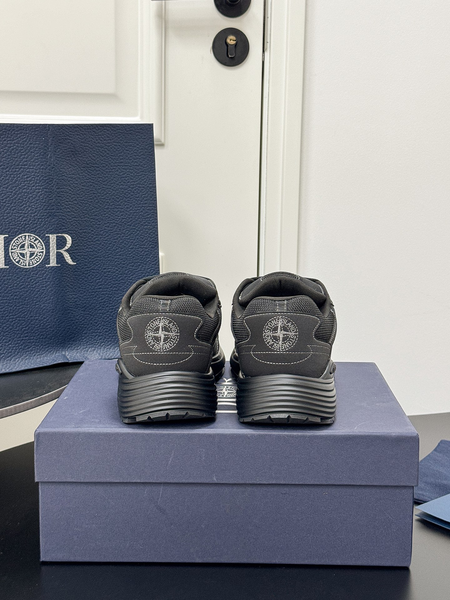 NO:437384,b30 co-branded model. The Dior logo on the tongue of Dad Shoes style shoes that conforms to the trend of the retro market. It is also indicated that this pair of shoes is the B30 model!  B30 uses delicate textured leather and mesh fabric material to splice the shoe body, and there are conspicuous letter CDs on both sides of the shoe body to indicate identity, and the shoe body outlines the details, making the shoe look less monotonous and retro. Exquisite packaging for the delivery counter. Original custom technology fabric + mesh. Customized inner lining. Outsole IP + TPU sole. Thickness of the sole 3.5CM Size. Men's size 39-45, dad shoes, dior.19860909b30 联名款 顺应复古市场的趋势的 Dad Shoes风格鞋款鞋舌上的Dior标志 也注明了这双鞋是B30的型号！B30运用了质感细腻的皮革和网眼布面材质拼接成鞋身,鞋身两侧有显眼的字母CD 表明身份,鞋身多处线条勾勒细节 让鞋子看起来不那么单调、复古味十足 配送专柜精美包装 面料原版定制科技面料+网面 内里定制透气内里 大底IP+TPU大底 底厚3.5CM Size 男码39-45,老爹鞋,dior,Women's Shoes