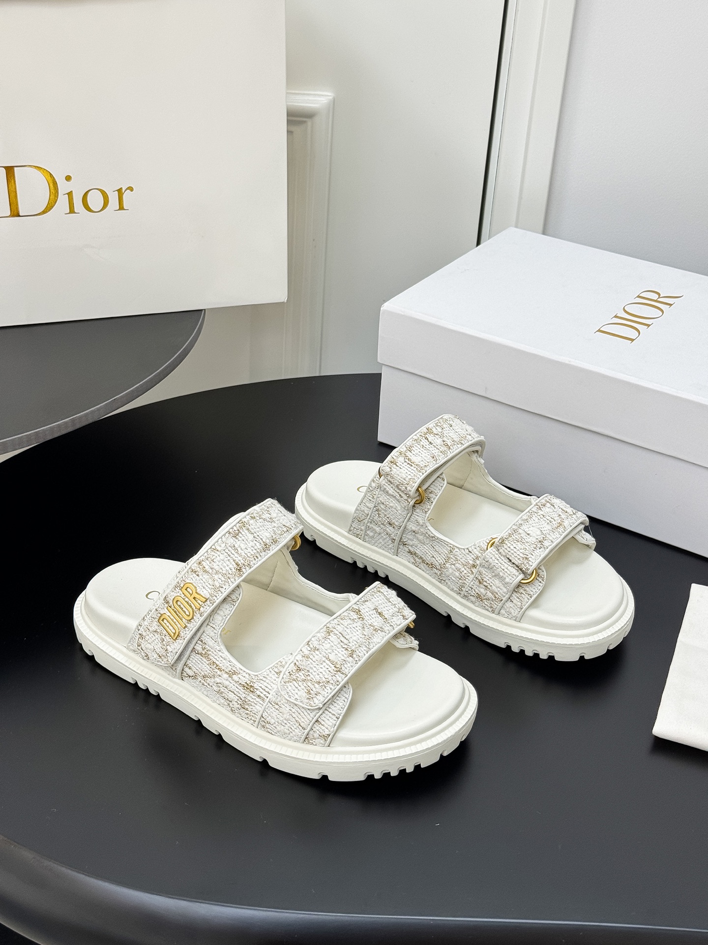 NO:437410,Latest spring and summer new colors, classic upgrade plus 2025 new colors Dior Classic Velcro sandals slipper series Original replica High version Super durable and super versatile model Very comfortable to put on the feet, slim and whiter, original custom upper, original D hardware buckle, sole TPU outsole Size 35-41, slippers, dior, dior, sandals, slippers19860909最新春夏新色 经典升级加2025新色系 Dior迪奥 经典魔术贴凉鞋拖鞋系列 原版复刻 高版本 超耐看超百搭款 上脚非常舒适 显瘦又显白 鞋面原版定制鞋面,原版d五金扣 鞋底TPU 大底 码数35-41,拖鞋,dior,dior,sandals,slippers,Women's Shoes