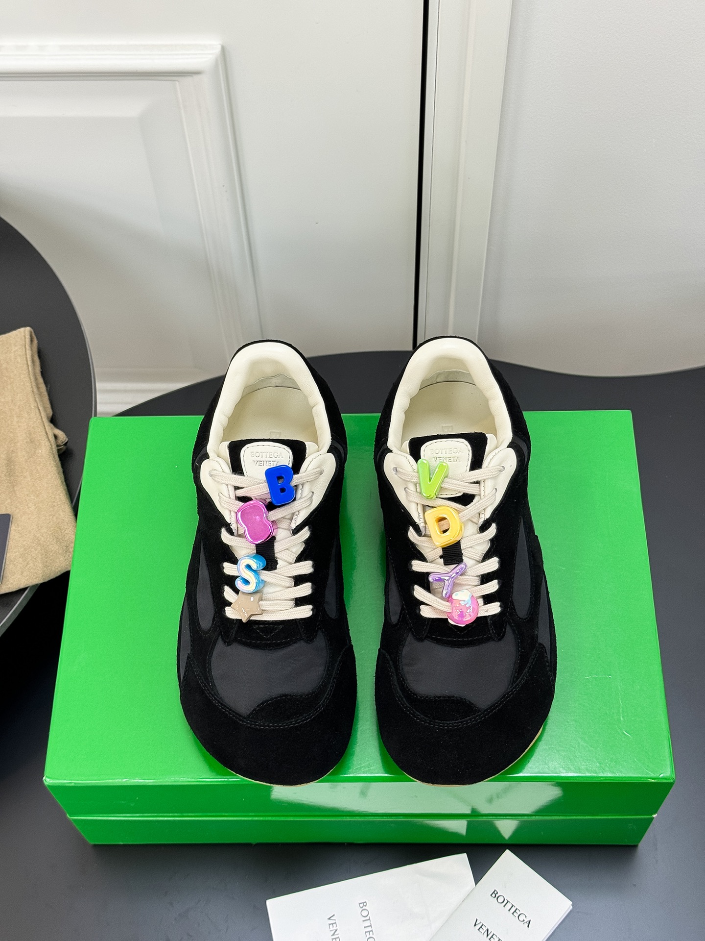 NO:437371,Button Bottega Veneta Baodijia BV latest Orbit Flash series Couple style Retro Ballet Casual Sports Shoes Running Forrest Gump Shoes Original purchase and development Making products Bottega Veneta launches a new neutral sneaker Orbit series Inspired by the free and casual retro style of the 1990s. While ensuring casual comfort, there is no shortage of fine sculpting of the styling design, bringing a new interpretation with exquisite avant-garde design, paying tribute to the personality style in the collision of functions and silhouettes and creating a style that never goes out of date. Fabric: Original custom-made top cowhide Inner: Imported soft sheepskin Sole: Original open-mold anti-slip TPU material Sole 2CM Size: Women's model 35-40 /  Men's 39-45, casual shoes/sports shoes, bottega veneta, bottega veneta, bottega veneta, bottega veneta, sneakers, cowhide, sheepskin19860909扣子 Bottega Veneta 葆蝶家BV最新款Orbit Flash系列 情侣款 复古 芭蕾舞 休闲 运动鞋 跑步 阿甘鞋 原版购入开发 做货 Bottega Veneta 以 90年代自由随性的复古风格为灵感,推出全新的中性运动鞋 Orbit 系列 在保证休闲舒适的同时,不乏造型设计的精细雕琢,以精致前卫的设计带来全新的演绎,在功能与廓形的碰撞中致敬个性风采、打造永不过时的造型风格. 面料 : 原版定制头层牛皮 内里 : 进口柔软羊皮里 鞋底 : 原版开模防滑TPU材质 底厚 2CM Size : 女款35-40 / 男款39-45,休闲鞋/运动鞋,bottega veneta,bottega veneta,bottega veneta,sneakers,cowhide,sheepskin,Women's Shoes