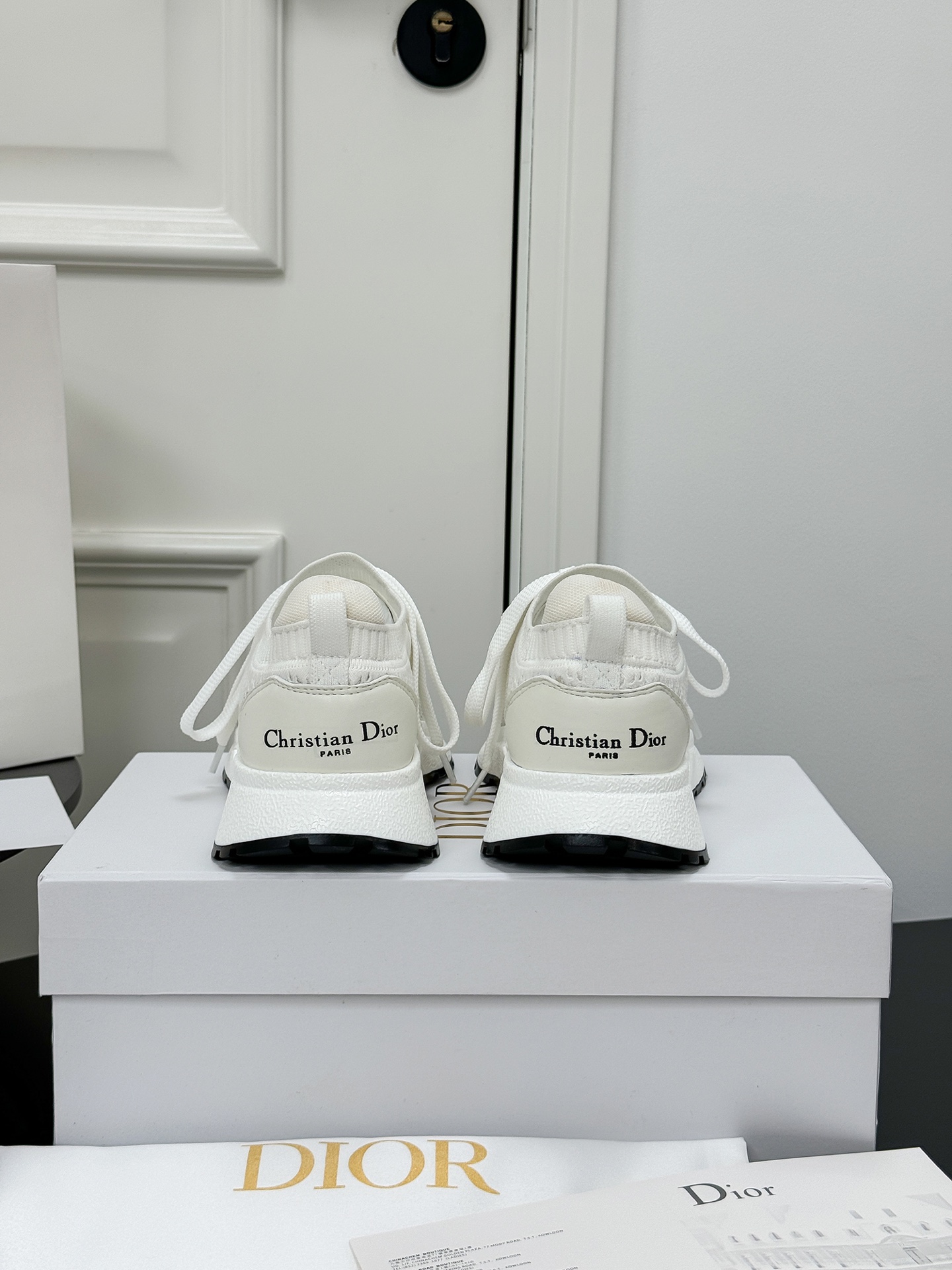 NO:437357,Dior's latest Run'n'Dior series couples knitted fly knitted This Run'n'Dior sneaker is a new product in the 2025 autumn series, reinterpreting the sporty style with an elegant and fashionable look. The upper is carefully crafted with white mesh fabric, and the laces and heels are decorated with the Christian Dior Paris logo. Fabric: Original custom imported high-density fly knitted lining: imported knitted breathable sole: foam sole + TPU combination low sole thick 4CM Size: women's 35-40 / men's 39-45, casual shoes/sports shoes, dior, dior, sneakers19860909Dior迪奥 最新Run'n'Dior 系列 情侣款 针织 飞织 这款 Run'n'Dior 运动鞋是二零二五秋季系列新品,以优雅时尚的造型重新演绎运动风格.鞋面采用白色网眼织物精心制作,鞋带和鞋跟饰以 Christian Dior Paris 标志 面料 : 原版定制进口高密度飞织 内里 : 进口针织透气 鞋底 : 发泡底+TPU 组合低 底厚 4CM Size : 女款35-40 / 男款39-45,休闲鞋/运动鞋,dior,dior,sneakers,Women's Shoes