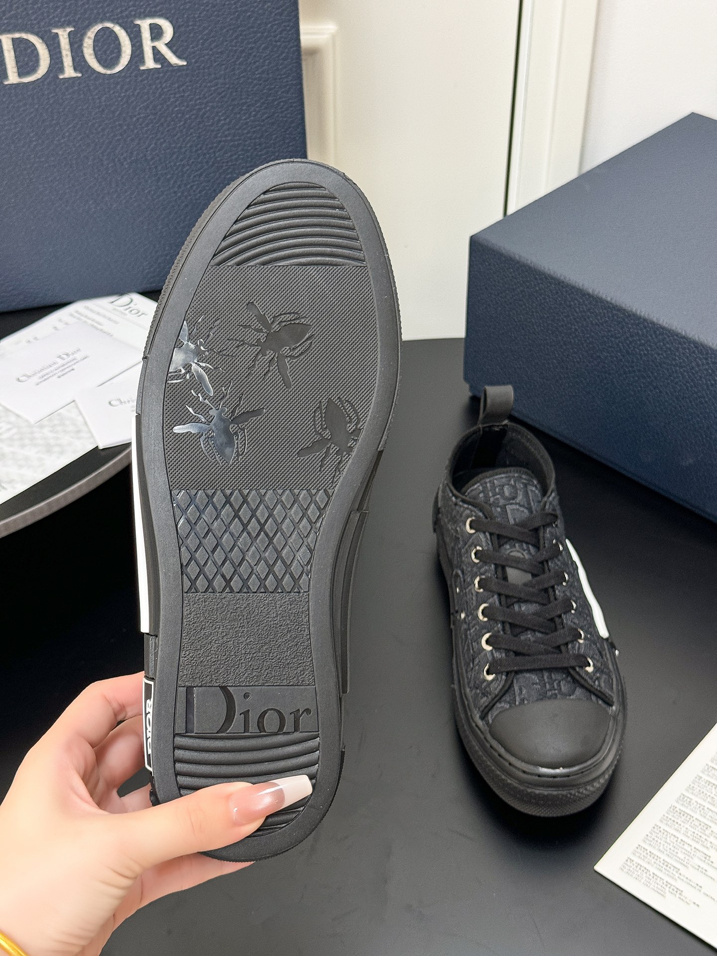 NO:437375,The latest jelly-colored couple casual shoes in spring and summer Dior printed letter logo round toe high-top lace-up flat canvas skateboard shoes Celebrity same electric embroidery bee color-blocking sneakers Original opening Material: imported environmentally friendly canvas electric embroidery fabric Fabric: original custom Oblique printed fabric imported microfiber lining inside original mold TPU sole Size: women's model 36-41 (41 custom made) Size: men's model 38-46 (38/46 custom made), casual shoes/sports shoes, dior, sneakers19860909春夏最新果冻色情侣款休闲鞋 Dior 印花字母logo圆头高帮系带平底帆布滑板鞋 明星同款电绣小蜜蜂老花拼色运动鞋 原版开 材质:进口环保帆布电绣面料 面料:原版定制Oblique 印花布 内里进口超细纤维里料 鞋底原版开模TPU大底 Size:女款36-41（41订做） Size:男款38-46（38/46订做）,休闲鞋/运动鞋,dior,sneakers,Women's Shoes