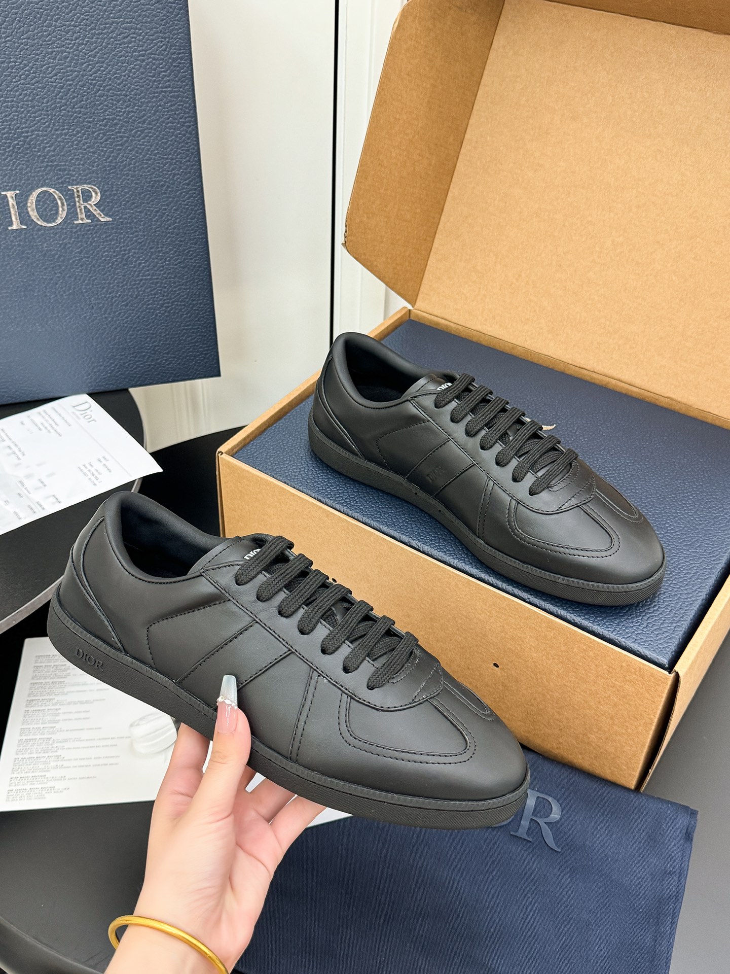 NO:437364,Top VIP full package Dior B01 2025 spring and summer latest couples lace-up casual white shoes CD letter logo embossed color-blocking German training shoes Celebrity flat-soled round-toe sneakers Market top version Customized upper top cowhide inner lining cowhide sole TPU outsole size 39-45, casual shoes/sports shoes, dior, dior, sneakers, cowhide19860909顶级 VIP 全套包装 迪奥 Dior B01 2025春夏最新情侣款系带休闲小白鞋 CD字母logo压花拼色德训鞋 明星同款平底圆头运动鞋 市场顶级版本 鞋面定制头层牛皮 内里牛皮内里 鞋底TPU 大底 码数39-45,休闲鞋/运动鞋,dior,dior,sneakers,cowhide,Women's Shoes