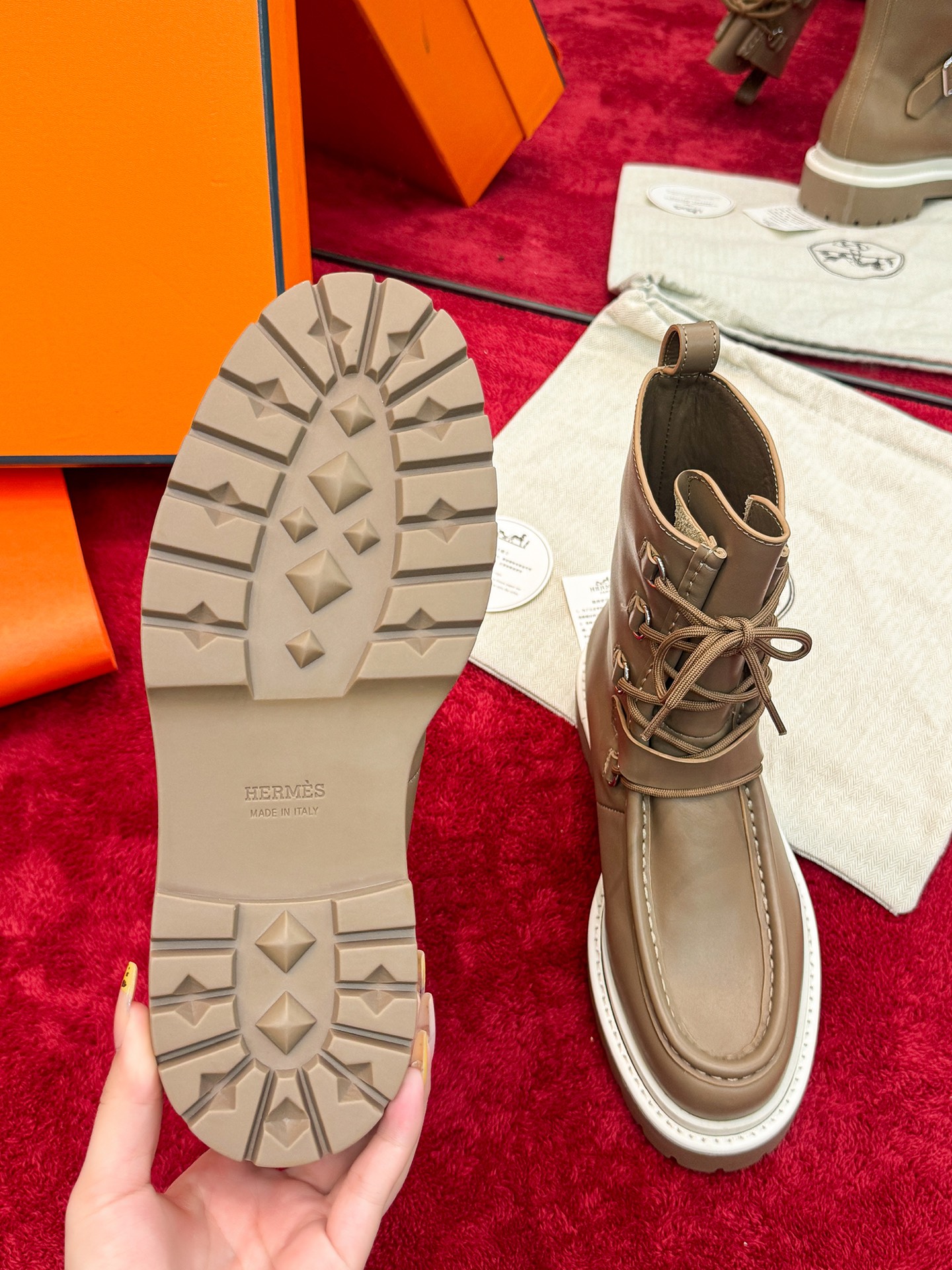 NO:480593,2025 autumn and winter new model HERMES Hermes classic boots counter price is close to 20,000 yuan. The high price naturally has unique craftsmanship and quality. The leather of this boot is all customized imported, and the inner material is also imported customized cowhide. It is easy to wear and comfortable to match with the essential autumn and winter style that looks good, and the style will never go out of date.■☆ Upper imported cowhide inner imported cowhide inner large sole original molded sole size 35-41 (40, 41, no return or replacement), boots, hermes, hermes, boots, cowhide198609092025秋冬新款 HERMES爱马仕经典靴子专柜价格接近2W高昂的售价自然有独特的工艺和品质这款靴子的皮料全部为进口定制,内里材质也是进口定制牛皮,好穿舒适搭配什么都好看的秋冬必备款,而且风格永存怎么穿都不会过时的骑士靴■☆ 鞋面进口牛皮 内里进口牛皮内里 大底原版开模大底 码数35-41（40、41 不退不换),靴子,hermes,hermes,boots,cowhide,Women's Shoes