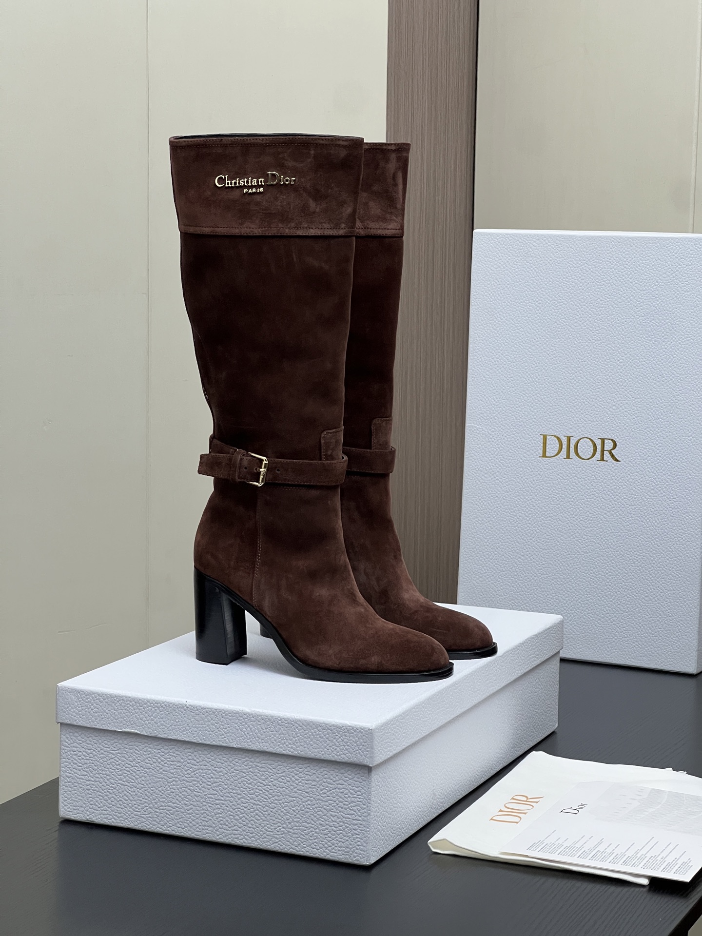 NO:648189,Dior's new 2025 autumn and winter D-Town series punk-style thick-heeled women's boots. The same style as the star's CD letter logo hardware belt buckle motorcycle knee-high boots. High-heeled round-toe one-step knight high boots. Material upper imported calfskin/imported sheepskin + water-dyed cowhide lining + Italian genuine leather outsole + original molded hardware buckle. Heel height 8CM  Size35-41 standard code (40.41 customization is not returnable), boots, dior, dior, boots, cowhide, sheep, Leather soles19860909Dior 迪奥2025秋冬新款D-Town系列朋克风粗跟女靴 明星同款CD字母logo五金皮带扣机车及膝长靴 高跟圆头一脚蹬骑士高筒靴 材质鞋面进口小牛皮/进口羊猄皮+水染牛皮内里垫脚+意大利真皮大底+原版开模五金扣 跟高8CM Size35-41标准码（40.41定制不退换）,靴子,dior,dior,boots,cowhide,sheep,Leather soles,Women's Shoes