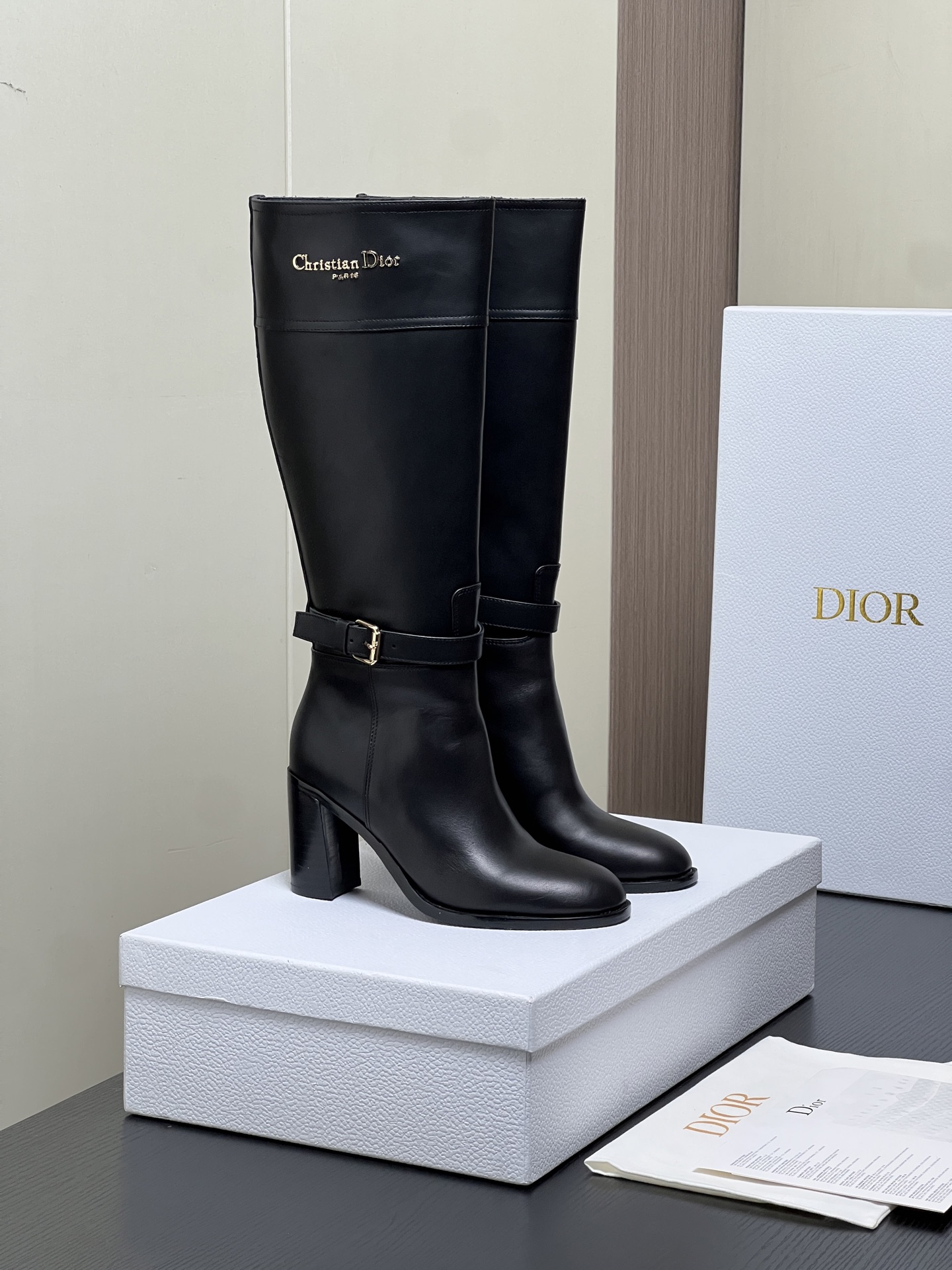NO:648195,Dior's new 2025 autumn and winter D-Town series punk-style thick-heeled women's boots. The same style as the star's CD letter logo hardware belt buckle motorcycle knee-high boots. High-heeled round-toe one-step knight high boots. Material upper imported calfskin/imported sheepskin + water-dyed cowhide lining + Italian genuine leather outsole + original molded hardware buckle. Heel height 8CM  Size35-41 standard code (40.41 customization is not returnable), boots, dior, dior, boots, cowhide, sheepskin, Leather soles19860909Dior 迪奥2025秋冬新款D-Town系列朋克风粗跟女靴 明星同款CD字母logo五金皮带扣机车及膝长靴 高跟圆头一脚蹬骑士高筒靴 材质鞋面进口小牛皮/进口羊皮+水染牛皮内里垫脚+意大利真皮大底+原版开模五金扣 跟高8CM Size35-41标准码（40.41定制不退换）,靴子,dior,dior,boots,cowhide,sheepskin,Leather soles,Women's Shoes