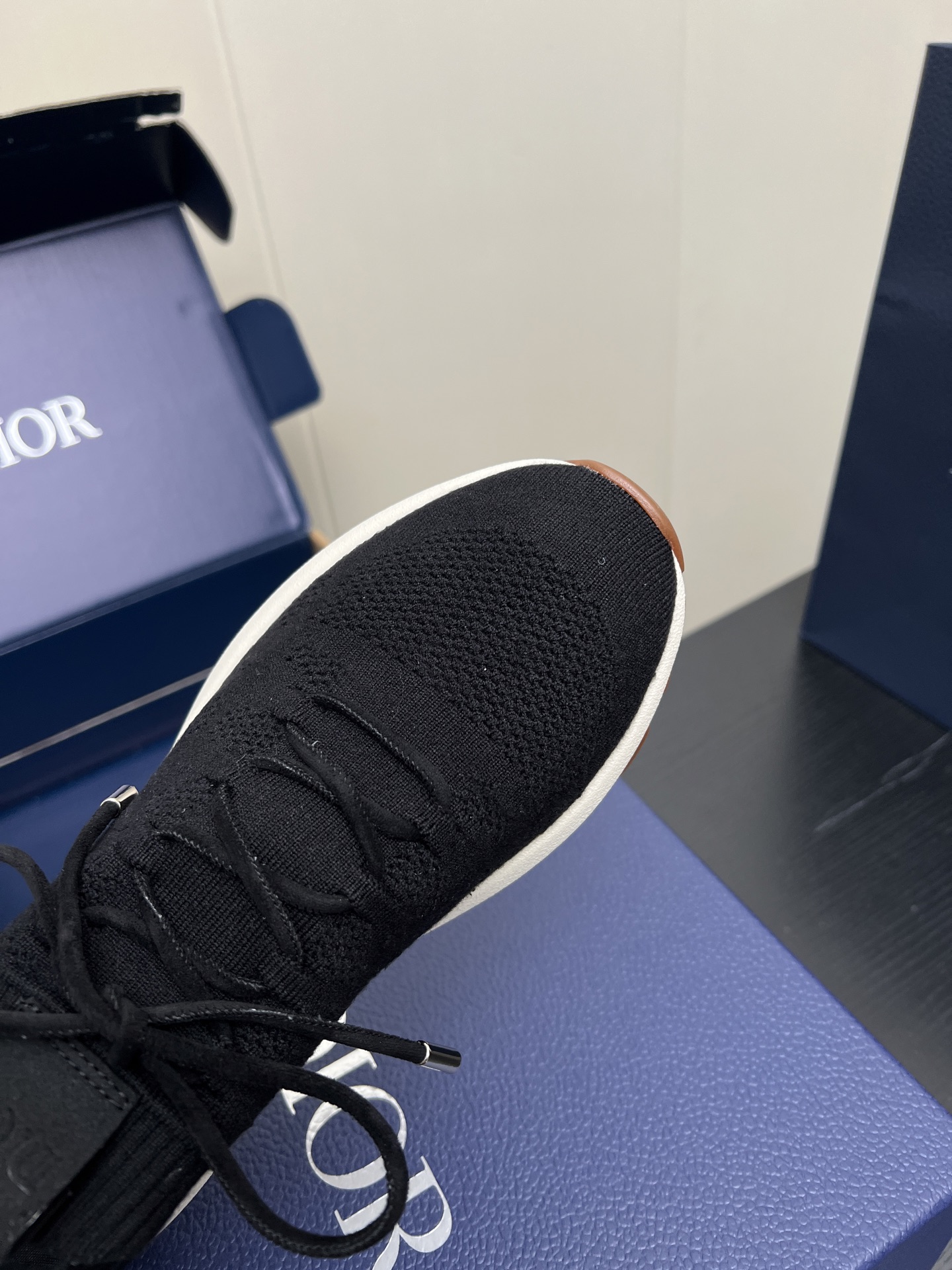 NO:648250,Airplane box 10 Dior Dior's latest Sneaker B80 Lounge series casual sports shoes Original purchase, development and production. This B80 sports shoe is a new product in the 2025 autumn series, reinterpreting the sports style with an elegant and fashionable shape. The upper is carefully made of fly woven mesh fabric, and the exquisite dual-color sole is light and soft, which can add a high-end temperament to all kinds of casual styles. Exquisite packaging at the delivery counter. Fabric: Original customized imported fly woven lining: Imported technical breathable fabric  Sole: original molded TPU outsole, sole thickness 4CM, size men's 38-46 (customized 38/46), casual shoes/sports shoes, dior, dior, sneakers19860909飞机盒10 Dior迪奥 最新Sneaker B80 Lounge 系列 休闲 运动鞋 原版购入开发 做货 这款 B80运动鞋是二零二五秋季系列新品,以优雅时尚的造型重新演绎运动风格.鞋面采用飞织网眼织物精心制作,精致双拼色的鞋底轻盈柔软,可为各式休闲造型增添高订气质 配送专柜精美包装 面料 : 原版定制进口飞织 内里 : 进口科技透气面料 鞋底 : 原版开模TPU大底 底厚 4CM 码数男款38-46（38/46定制),休闲鞋/运动鞋,dior,dior,sneakers,Women's Shoes