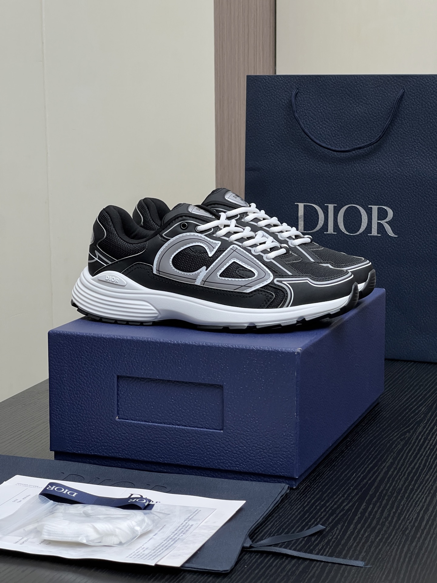 NO:744951,Real price DIO*r.D's latest popular casual sports shoes B30. The Dad Shoes style shoes follow the trend of the retro market. The Dior logo on the tongue also indicates that this pair of shoes is the B30 model!  B30 uses fine-textured leather and mesh cloth materials to splice into the shoe body. Fabric technology fabric + mesh + CD reflective lining. Customized breathable lining. Outsole TPU outsole. Bottom thickness 3.5CM. Size female size 36-40 / male size 39-45, dior, dior, sneakers19860909实价DIO*r.D家最新火爆休闲运动鞋B30 顺应复古市场的趋势的 Dad Shoes风格鞋款鞋舌上的Dior标志 也注明了这双鞋是B30的型号！B30运用了质感细腻的皮革和网眼布面材质拼接成鞋身、 面料科技面料+网面+CD 反光 内里定制透气内里 大底TPU大底 底厚3.5CM Size女码36-40 / 男码39-45,,dior,dior,sneakers,Men's shoes