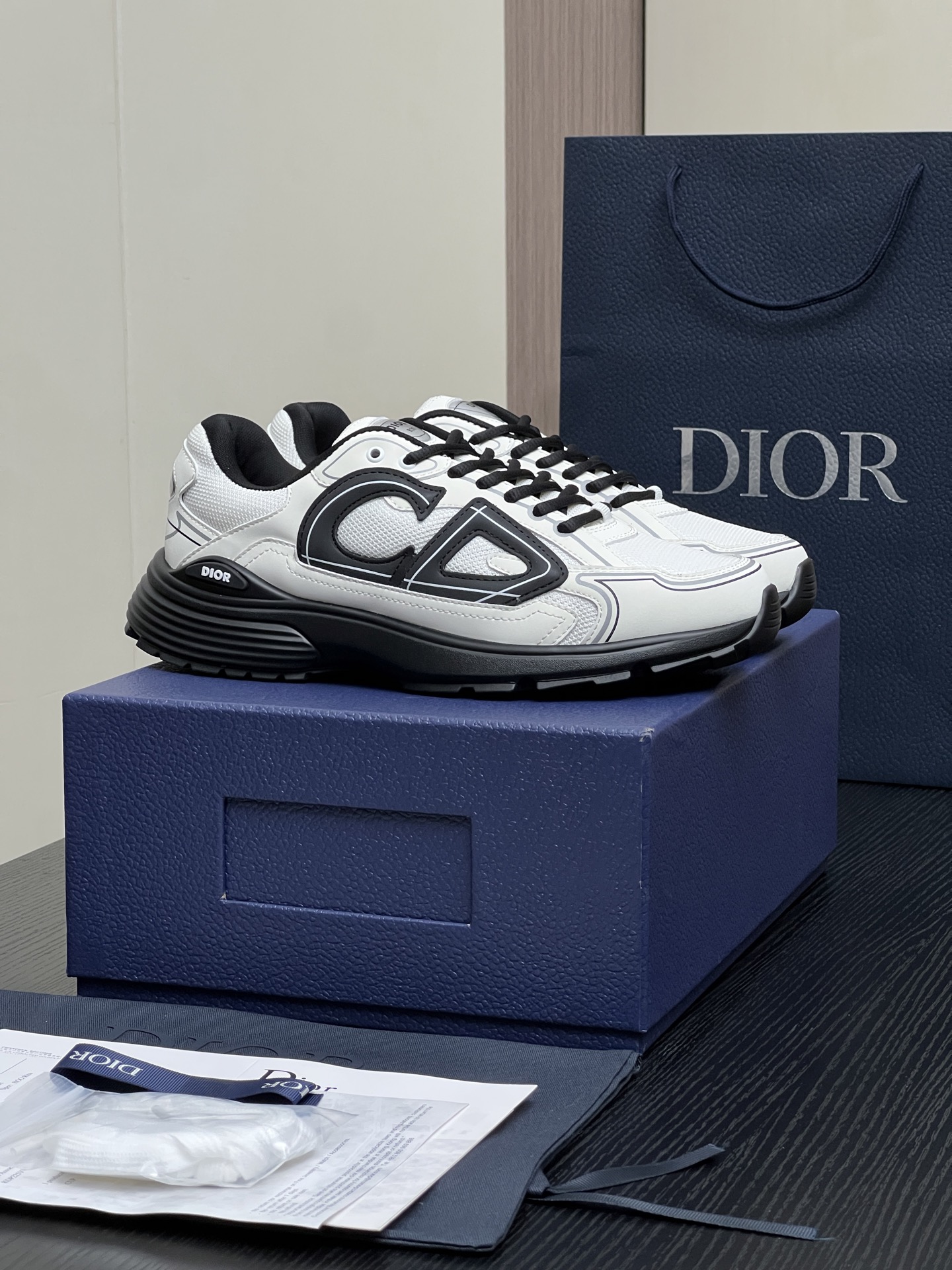 NO:744945,Actual price: DIO*r.D's latest popular casual sports shoes, B30, are Dad Shoes style shoes that follow the trend of the retro market. The Dior logo on the tongue also indicates that this pair of shoes is the B30 model!  B30 uses fine-textured leather and mesh cloth materials to splice into the shoe body. Fabric technology fabric + mesh + CD reflective lining. Customized breathable lining. Outsole TPU outsole. Bottom thickness 3.5CM. Size female size 36-40 / male size 39-45, dior, dior, sneakers19860909实价 DIO*r.D家最新火爆休闲运动鞋B30 顺应复古市场的趋势的 Dad Shoes风格鞋款鞋舌上的Dior标志 也注明了这双鞋是B30的型号！B30运用了质感细腻的皮革和网眼布面材质拼接成鞋身、 面料科技面料+网面+CD 反光 内里定制透气内里 大底TPU大底 底厚3.5CM Size女码36-40 / 男码39-45,,dior,dior,sneakers,Men's shoes