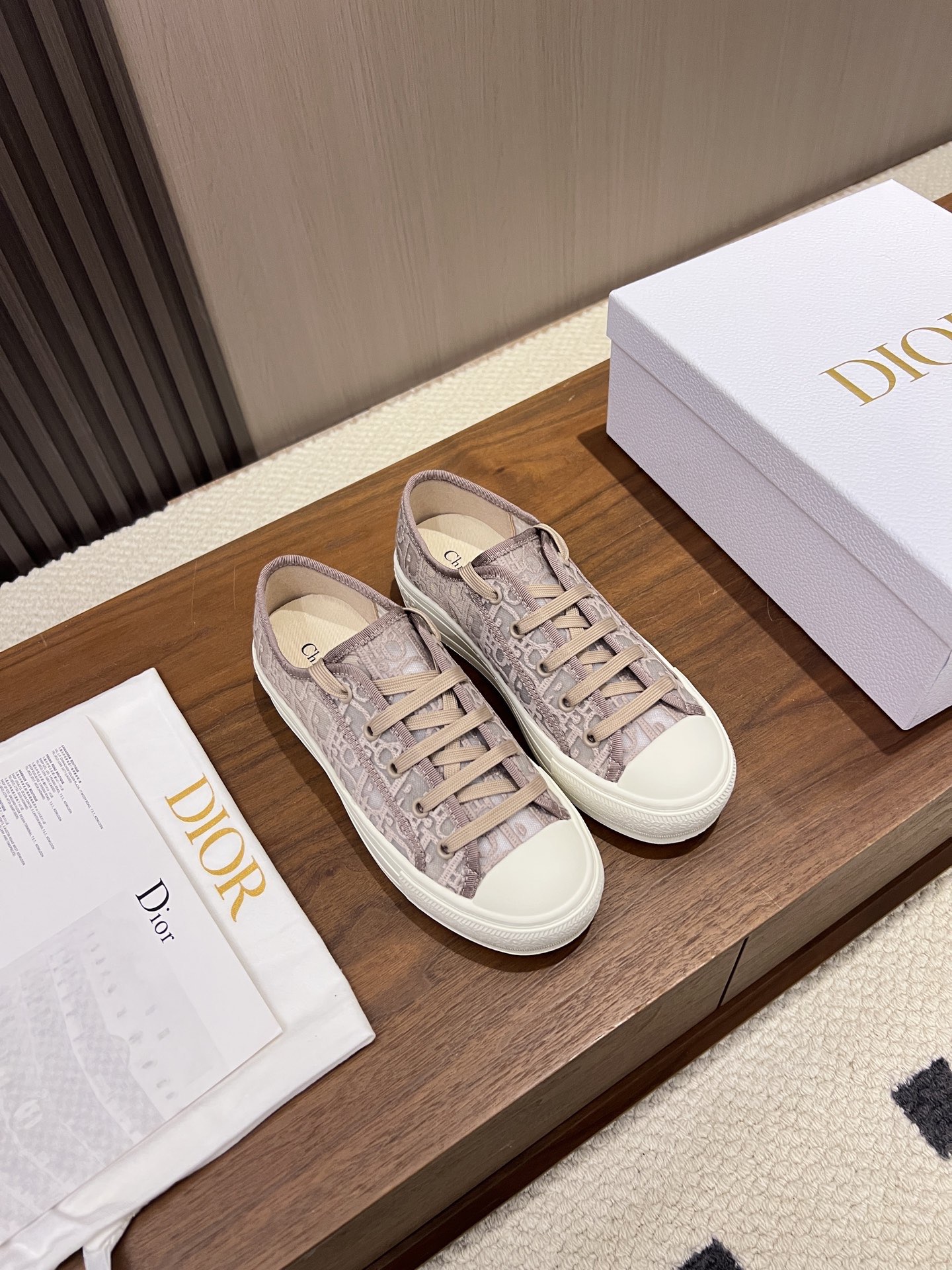 NO:886485,Dior Dior’s latest 2026 early spring couple’s thick-soled strapped low-top casual shoes Walk’n Dior Oblique dark flower letter logo jacquard embroidery pattern color-blocking canvas sports white shoes The highest version on the market Material: Original imported environmentally friendly embroidery upper + water-dyed sheepskin lining + high-elastic Logo foam paste cowhide feet + original molded Tpu outsole  Size35-42(40.41.42 customization is not returnable),,dior,dior,cowhide,sheepskin19860909Dior 迪奥2026早春最新情侣款厚底绑带低帮休闲鞋 Walk’n Dior Oblique 暗花字母logo提花刺绣图案拼色帆布运动小白鞋 市面最高版本 材质:原版进口环保刺绣鞋面+水染羊皮内里+高弹力Logo发泡贴牛皮垫脚+原版开模Tpu大底 Size35-42(40.41.42定制不退换),,dior,dior,cowhide,sheepskin,Men's shoes