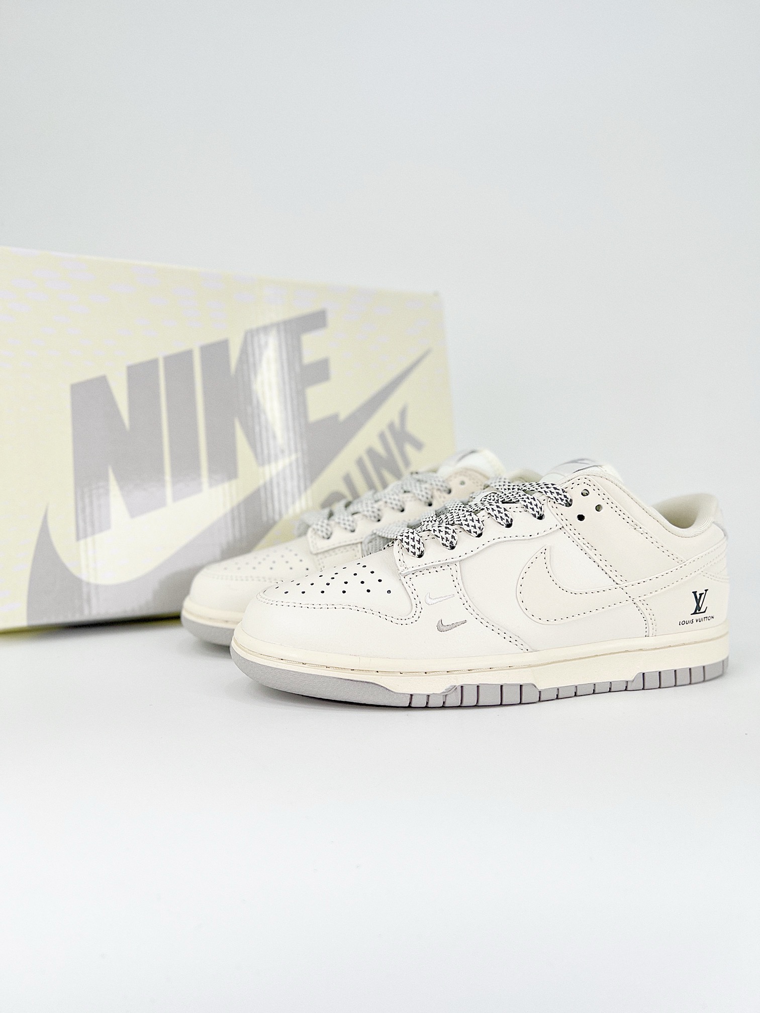 
合集图  💰230公司级
NIKE DUNK SB LOW 定制配色
Dunk SB顾名思义，具有经典的Dunk血缘，又注入了更多的时尚元素。相较于普通的Dunk滑板鞋，改良版的Dunk SB加厚了鞋舌的填充，使舒适性大大提升，同时也更方便穿脱；中底部分则加入了脚感柔软舒适Zoom Air气垫，有效吸收滑板等极限运动在落地时带来的冲击力，为街头运动者们提供更好的保护   
货号：XX2025-315
尺码：36 36.5 37.5 38 38.5 39 40 40.5 41 42 42.5 43 44 45 46 