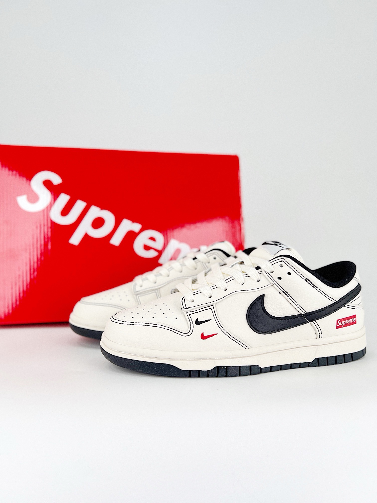 
合集图  💰230公司级
NIKE DUNK SB LOW 定制配色
Dunk SB顾名思义，具有经典的Dunk血缘，又注入了更多的时尚元素。相较于普通的Dunk滑板鞋，改良版的Dunk SB加厚了鞋舌的填充，使舒适性大大提升，同时也更方便穿脱；中底部分则加入了脚感柔软舒适Zoom Air气垫，有效吸收滑板等极限运动在落地时带来的冲击力，为街头运动者们提供更好的保护   
货号：XX2025-315
尺码：36 36.5 37.5 38 38.5 39 40 40.5 41 42 42.5 43 44 45 46 