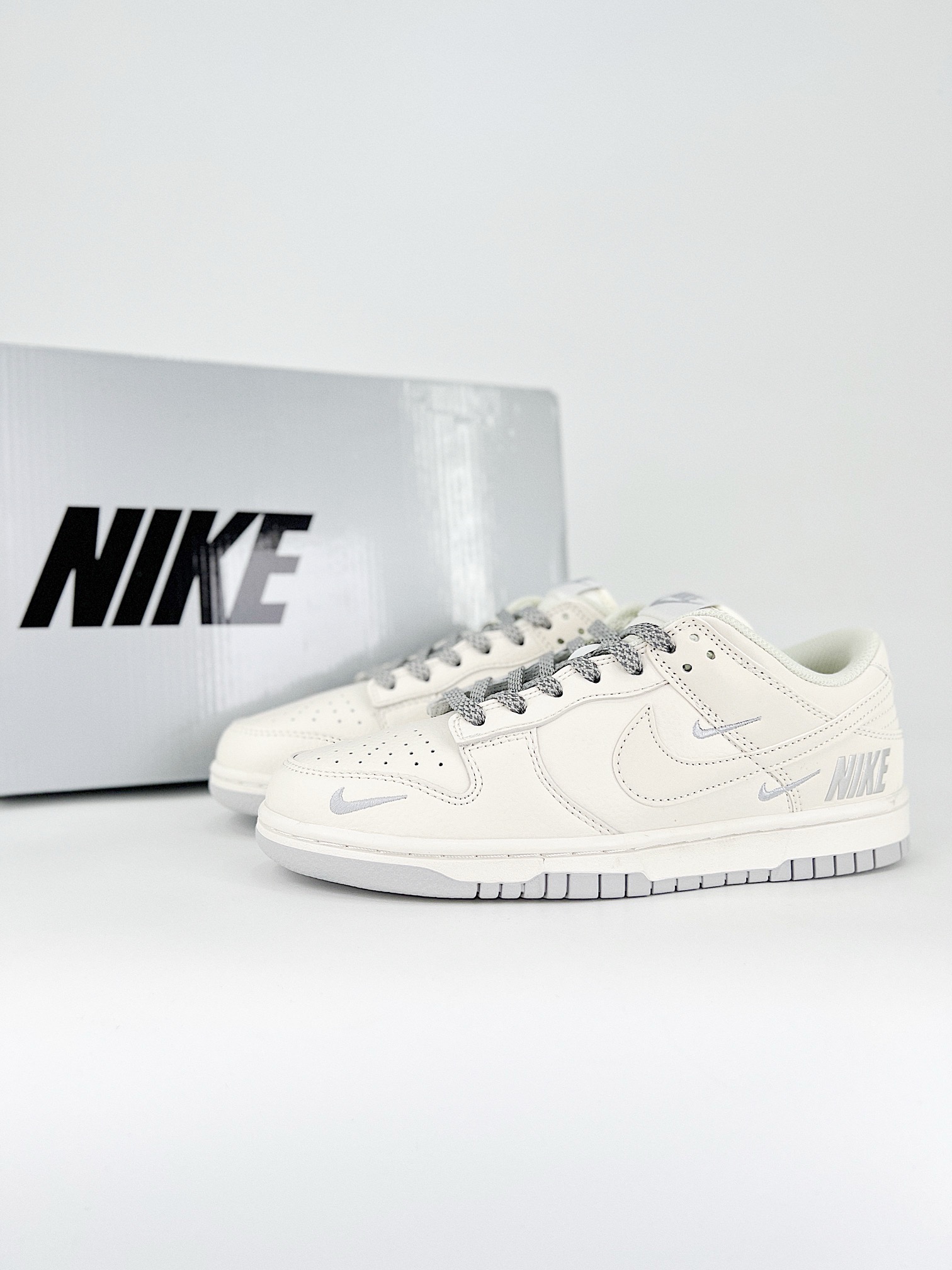 
合集图  💰230 公司级
NIKE DUNK SB LOW 定制配色
Dunk SB顾名思义，具有经典的Dunk血缘，又注入了更多的时尚元素。相较于普通的Dunk滑板鞋，改良版的Dunk SB加厚了鞋舌的填充，使舒适性大大提升，同时也更方便穿脱；中底部分则加入了脚感柔软舒适Zoom Air气垫，有效吸收滑板等极限运动在落地时带来的冲击力，为街头运动者们提供更好的保护   
货号：XX2025-315
尺码：36 36.5 37.5 38 38.5 39 40 40.5 41 42 42.5 43 44 45 46 