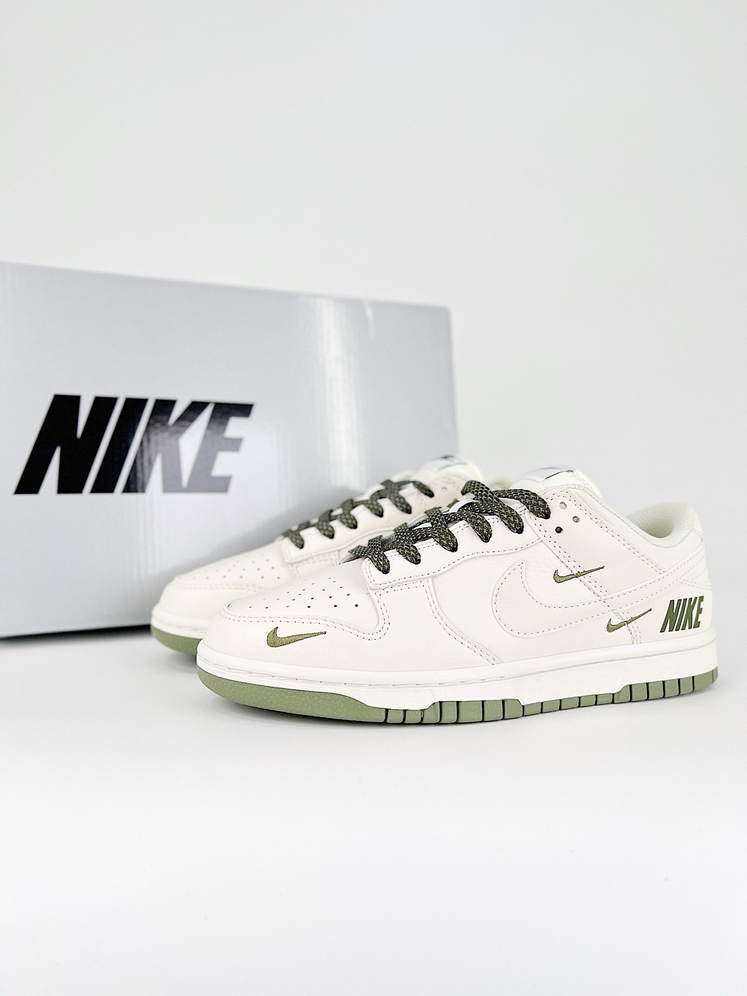 
合集图  💰230 公司级
NIKE DUNK SB LOW 定制配色
Dunk SB顾名思义，具有经典的Dunk血缘，又注入了更多的时尚元素。相较于普通的Dunk滑板鞋，改良版的Dunk SB加厚了鞋舌的填充，使舒适性大大提升，同时也更方便穿脱；中底部分则加入了脚感柔软舒适Zoom Air气垫，有效吸收滑板等极限运动在落地时带来的冲击力，为街头运动者们提供更好的保护   
货号：XX2025-315
尺码：36 36.5 37.5 38 38.5 39 40 40.5 41 42 42.5 43 44 45 46 