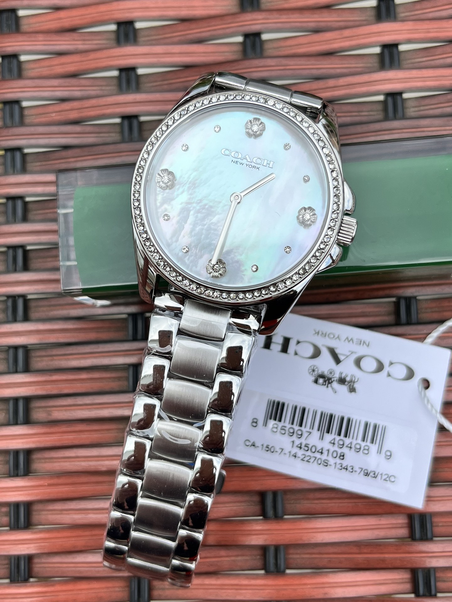 批💰220配盒
独家首发！COACH/蔻驰时尚精致简约指针钢带石英女表，经典时尚贝母面的表盘设计充满了活力，多角度展现璀璨的光泽，呈现立体的光泽效果，在设计中融入美式极简风，轻便简约，摩登经典，都市百搭款三珠链精钢表带防过敏，佩戴舒适，矿物强化玻璃境面通透清晰透亮。生活防水。型号：14504108 尺寸：36mm.配全套包装.