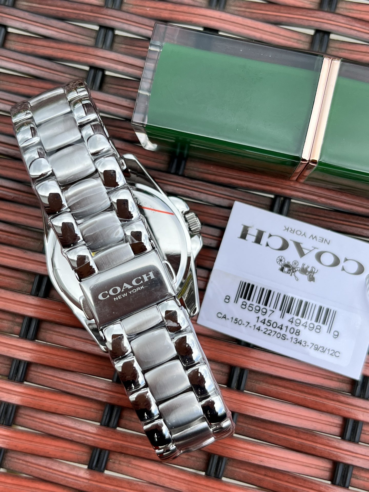 批💰220配盒
独家首发！COACH/蔻驰时尚精致简约指针钢带石英女表，经典时尚贝母面的表盘设计充满了活力，多角度展现璀璨的光泽，呈现立体的光泽效果，在设计中融入美式极简风，轻便简约，摩登经典，都市百搭款三珠链精钢表带防过敏，佩戴舒适，矿物强化玻璃境面通透清晰透亮。生活防水。型号：14504108 尺寸：36mm.配全套包装.