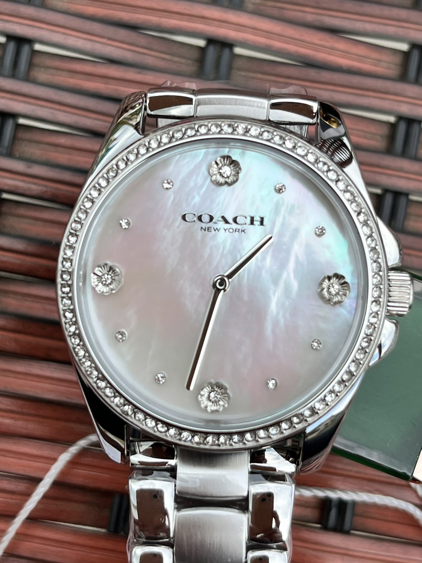 批💰220配盒
独家首发！COACH/蔻驰时尚精致简约指针钢带石英女表，经典时尚贝母面的表盘设计充满了活力，多角度展现璀璨的光泽，呈现立体的光泽效果，在设计中融入美式极简风，轻便简约，摩登经典，都市百搭款三珠链精钢表带防过敏，佩戴舒适，矿物强化玻璃境面通透清晰透亮。生活防水。型号：14504108 尺寸：36mm.配全套包装.