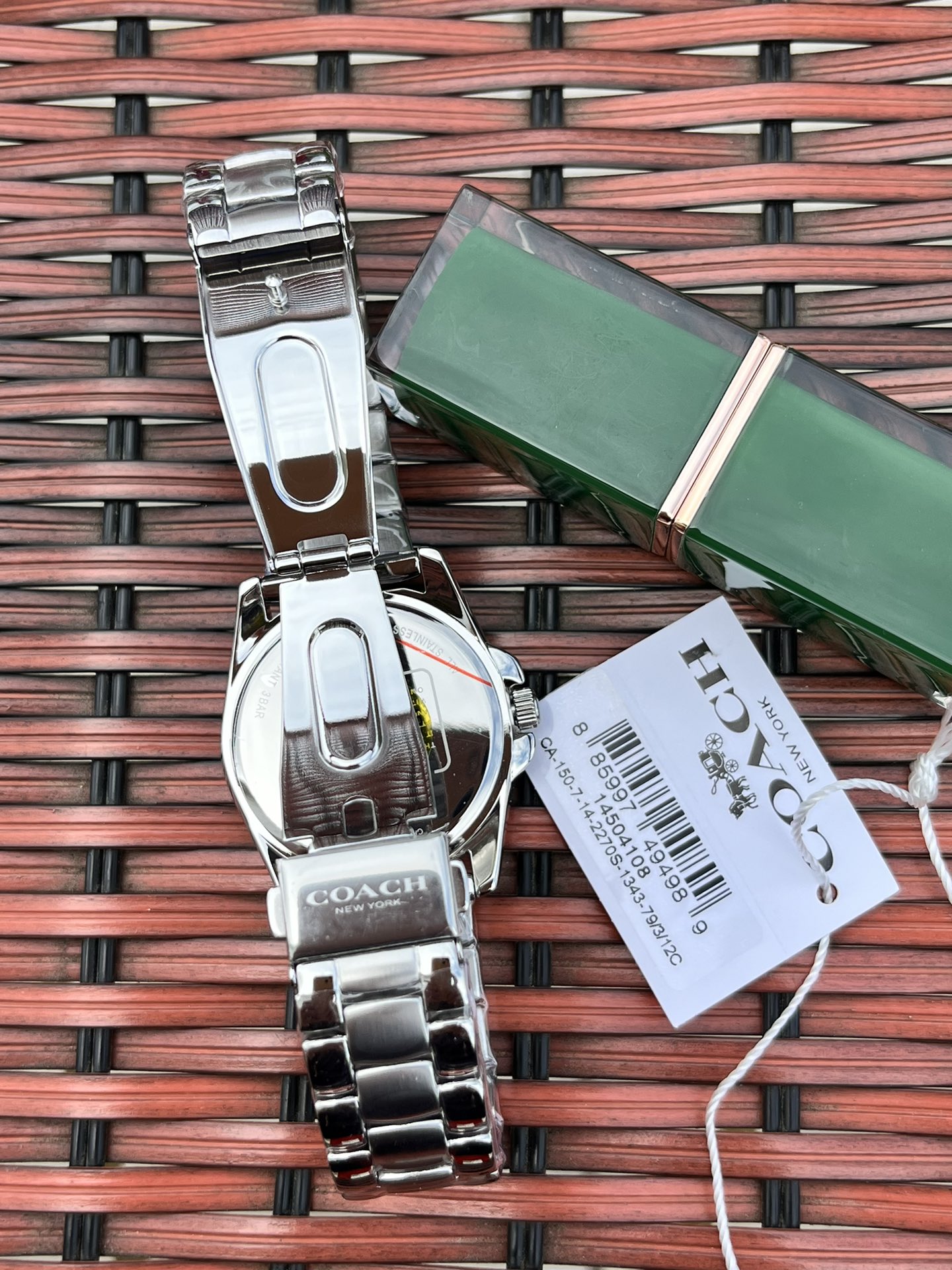 批💰220配盒
独家首发！COACH/蔻驰时尚精致简约指针钢带石英女表，经典时尚贝母面的表盘设计充满了活力，多角度展现璀璨的光泽，呈现立体的光泽效果，在设计中融入美式极简风，轻便简约，摩登经典，都市百搭款三珠链精钢表带防过敏，佩戴舒适，矿物强化玻璃境面通透清晰透亮。生活防水。型号：14504108 尺寸：36mm.配全套包装.