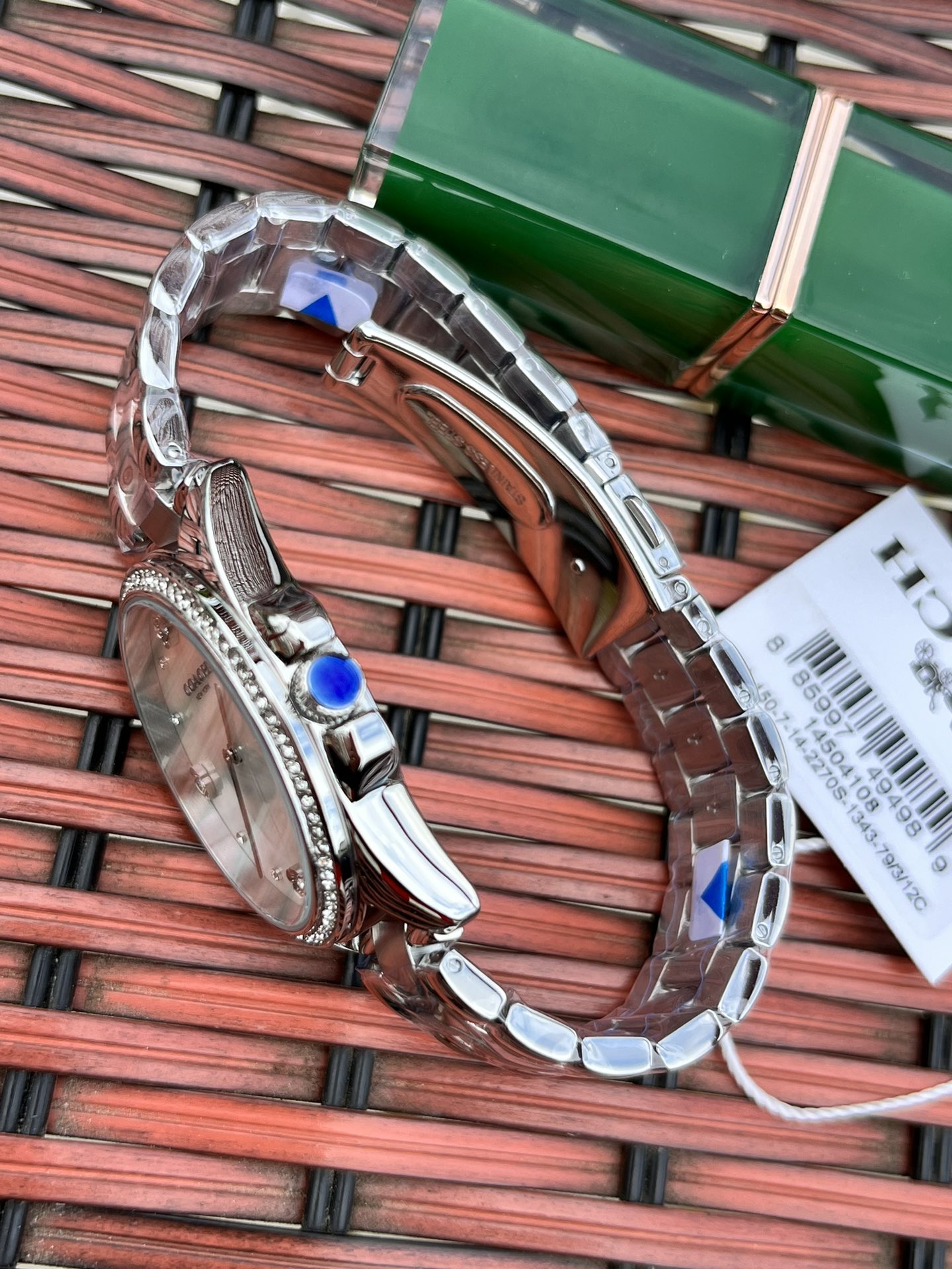 批💰220配盒
独家首发！COACH/蔻驰时尚精致简约指针钢带石英女表，经典时尚贝母面的表盘设计充满了活力，多角度展现璀璨的光泽，呈现立体的光泽效果，在设计中融入美式极简风，轻便简约，摩登经典，都市百搭款三珠链精钢表带防过敏，佩戴舒适，矿物强化玻璃境面通透清晰透亮。生活防水。型号：14504108 尺寸：36mm.配全套包装.