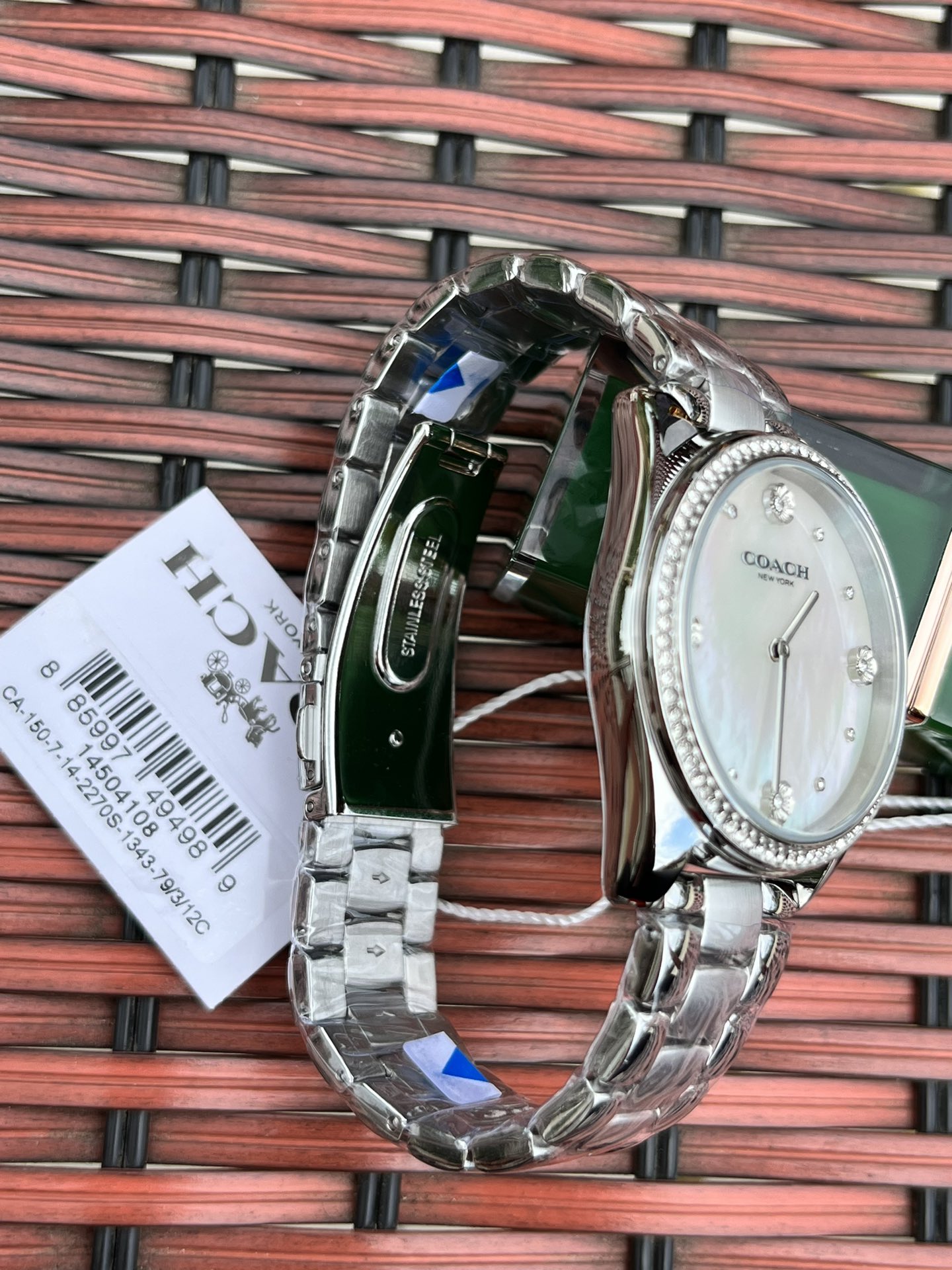 批💰220配盒
独家首发！COACH/蔻驰时尚精致简约指针钢带石英女表，经典时尚贝母面的表盘设计充满了活力，多角度展现璀璨的光泽，呈现立体的光泽效果，在设计中融入美式极简风，轻便简约，摩登经典，都市百搭款三珠链精钢表带防过敏，佩戴舒适，矿物强化玻璃境面通透清晰透亮。生活防水。型号：14504108 尺寸：36mm.配全套包装.