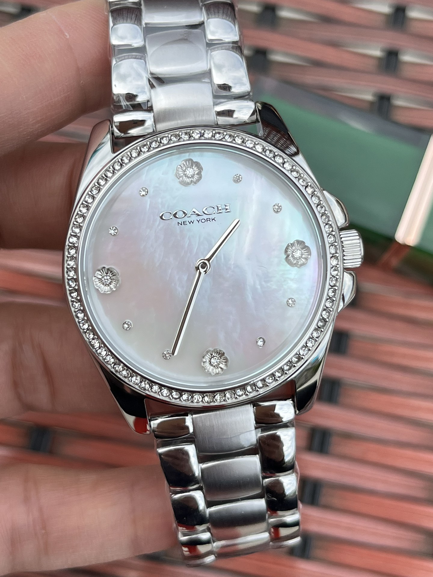 批💰220配盒
独家首发！COACH/蔻驰时尚精致简约指针钢带石英女表，经典时尚贝母面的表盘设计充满了活力，多角度展现璀璨的光泽，呈现立体的光泽效果，在设计中融入美式极简风，轻便简约，摩登经典，都市百搭款三珠链精钢表带防过敏，佩戴舒适，矿物强化玻璃境面通透清晰透亮。生活防水。型号：14504108 尺寸：36mm.配全套包装.