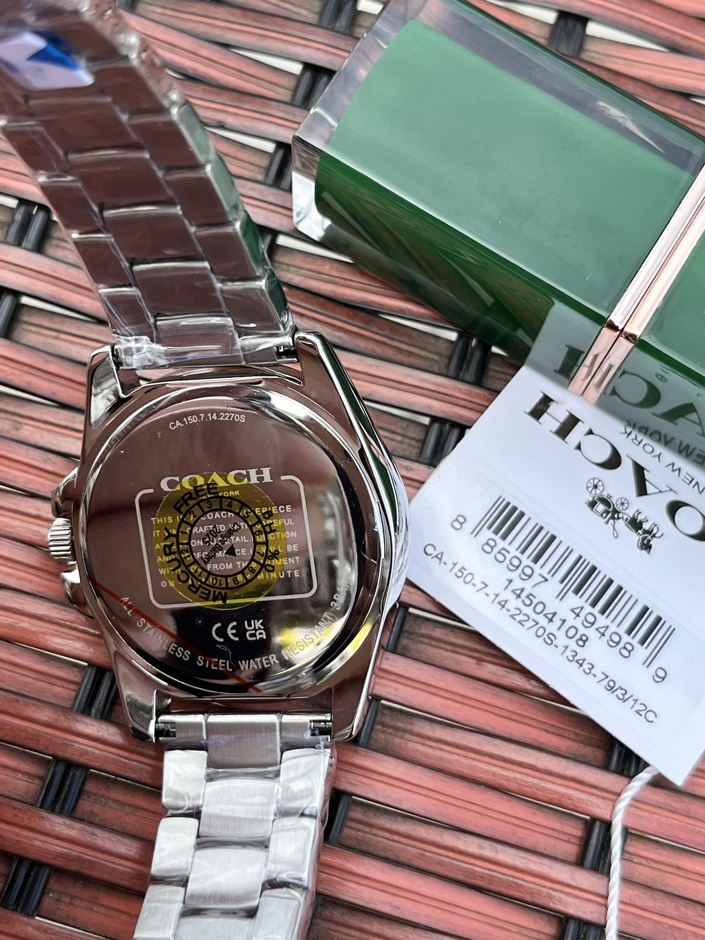 批💰220配盒
独家首发！COACH/蔻驰时尚精致简约指针钢带石英女表，经典时尚贝母面的表盘设计充满了活力，多角度展现璀璨的光泽，呈现立体的光泽效果，在设计中融入美式极简风，轻便简约，摩登经典，都市百搭款三珠链精钢表带防过敏，佩戴舒适，矿物强化玻璃境面通透清晰透亮。生活防水。型号：14504108 尺寸：36mm.配全套包装.