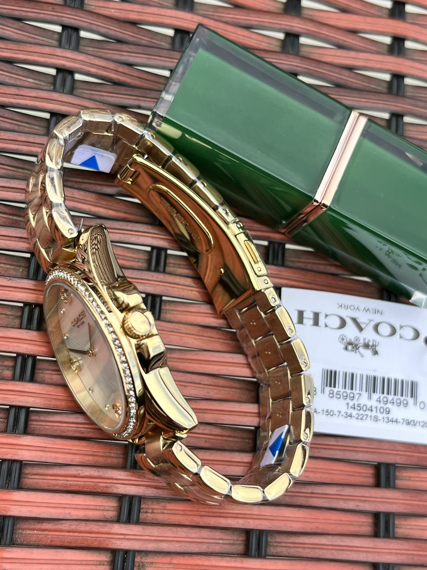 批💰220配盒
独家首发！COACH/蔻驰时尚精致简约指针钢带石英女表，经典时尚贝母面的表盘设计充满了活力，多角度展现璀璨的光泽，呈现立体的光泽效果，在设计中融入美式极简风，轻便简约，摩登经典，都市百搭款三珠链精钢表带防过敏，佩戴舒适，矿物强化玻璃境面通透清晰透亮。生活防水。型号：14504109 尺寸：36mm.配全套包装.