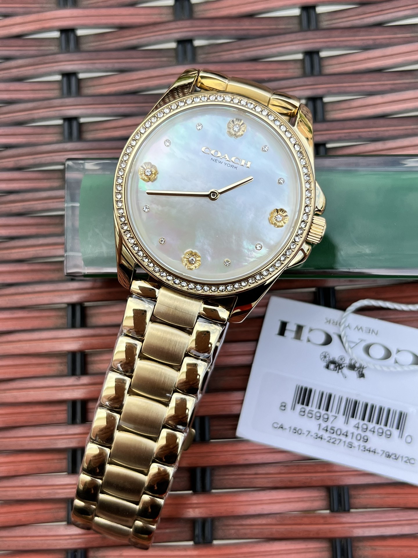 批💰220配盒
独家首发！COACH/蔻驰时尚精致简约指针钢带石英女表，经典时尚贝母面的表盘设计充满了活力，多角度展现璀璨的光泽，呈现立体的光泽效果，在设计中融入美式极简风，轻便简约，摩登经典，都市百搭款三珠链精钢表带防过敏，佩戴舒适，矿物强化玻璃境面通透清晰透亮。生活防水。型号：14504109 尺寸：36mm.配全套包装.