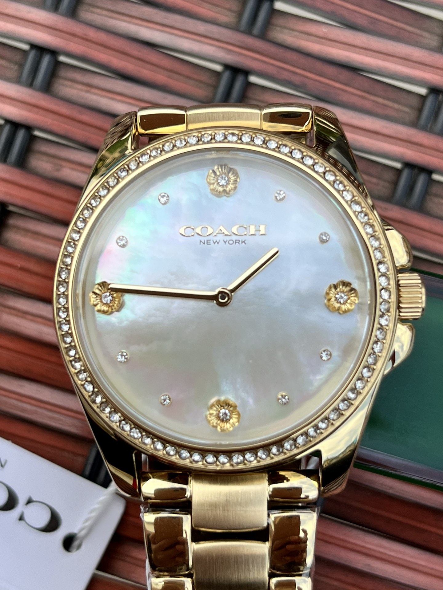 批💰220配盒
独家首发！COACH/蔻驰时尚精致简约指针钢带石英女表，经典时尚贝母面的表盘设计充满了活力，多角度展现璀璨的光泽，呈现立体的光泽效果，在设计中融入美式极简风，轻便简约，摩登经典，都市百搭款三珠链精钢表带防过敏，佩戴舒适，矿物强化玻璃境面通透清晰透亮。生活防水。型号：14504109 尺寸：36mm.配全套包装.