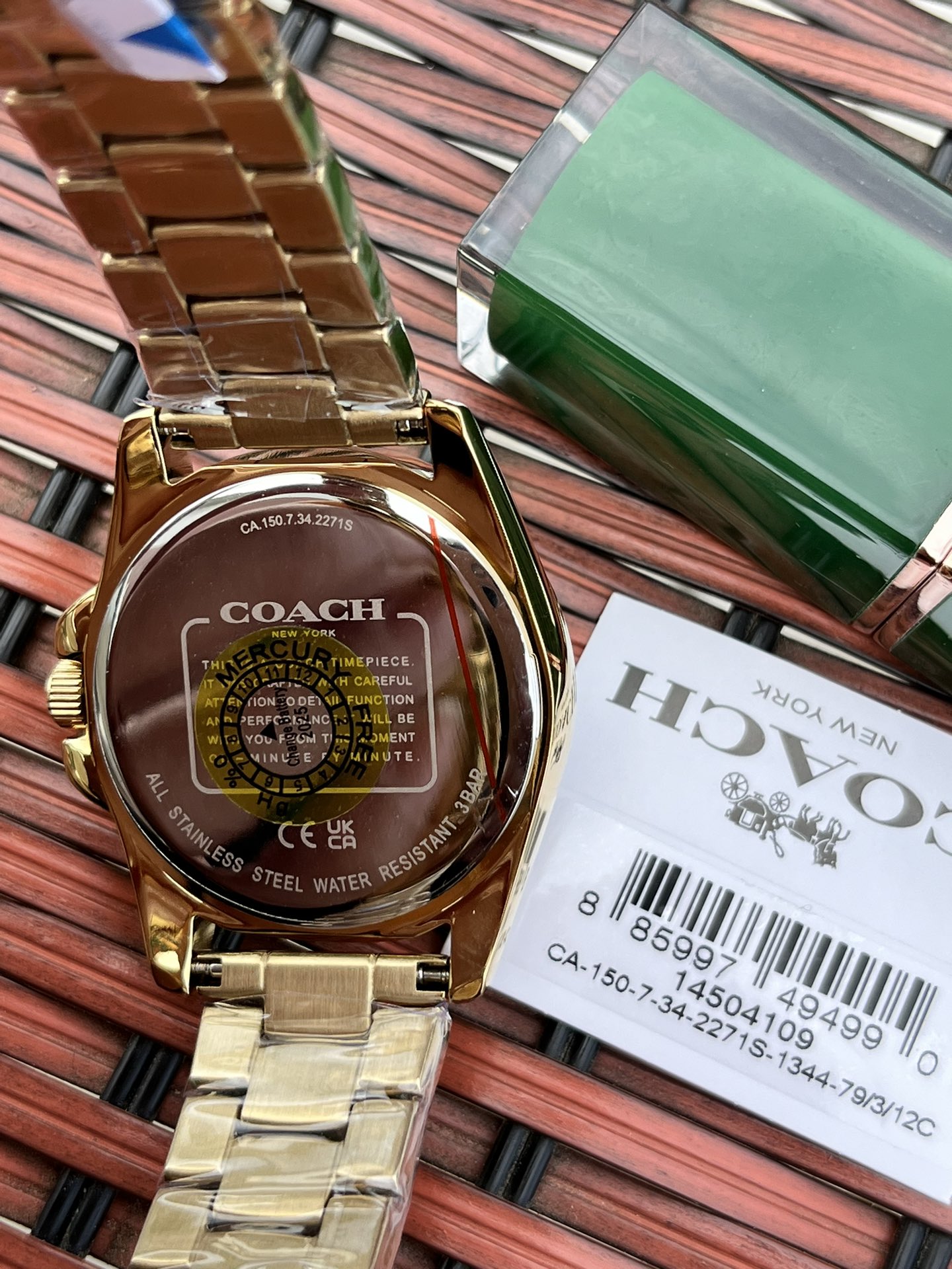 批💰220配盒
独家首发！COACH/蔻驰时尚精致简约指针钢带石英女表，经典时尚贝母面的表盘设计充满了活力，多角度展现璀璨的光泽，呈现立体的光泽效果，在设计中融入美式极简风，轻便简约，摩登经典，都市百搭款三珠链精钢表带防过敏，佩戴舒适，矿物强化玻璃境面通透清晰透亮。生活防水。型号：14504109 尺寸：36mm.配全套包装.