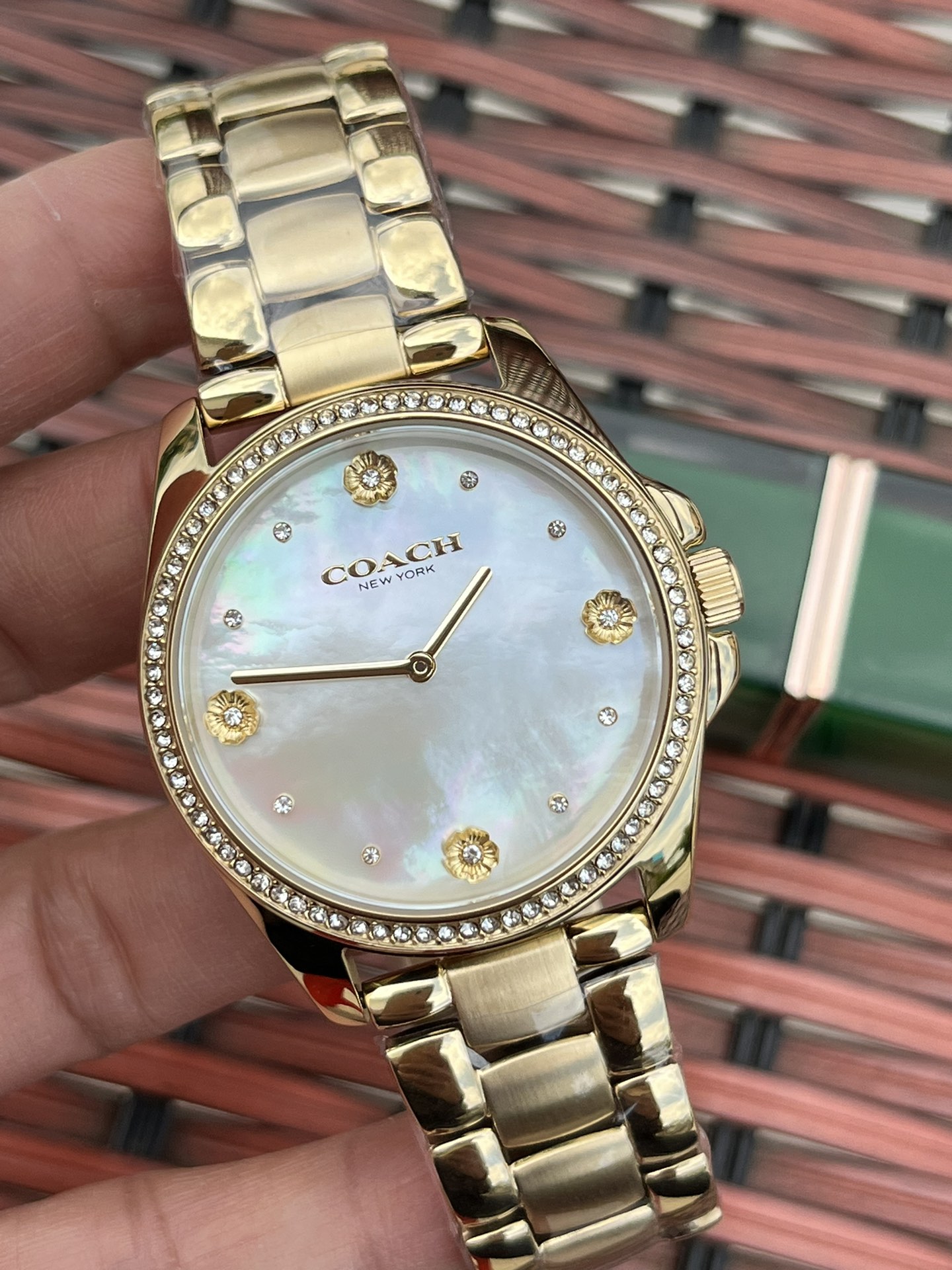 批💰220配盒
独家首发！COACH/蔻驰时尚精致简约指针钢带石英女表，经典时尚贝母面的表盘设计充满了活力，多角度展现璀璨的光泽，呈现立体的光泽效果，在设计中融入美式极简风，轻便简约，摩登经典，都市百搭款三珠链精钢表带防过敏，佩戴舒适，矿物强化玻璃境面通透清晰透亮。生活防水。型号：14504109 尺寸：36mm.配全套包装.