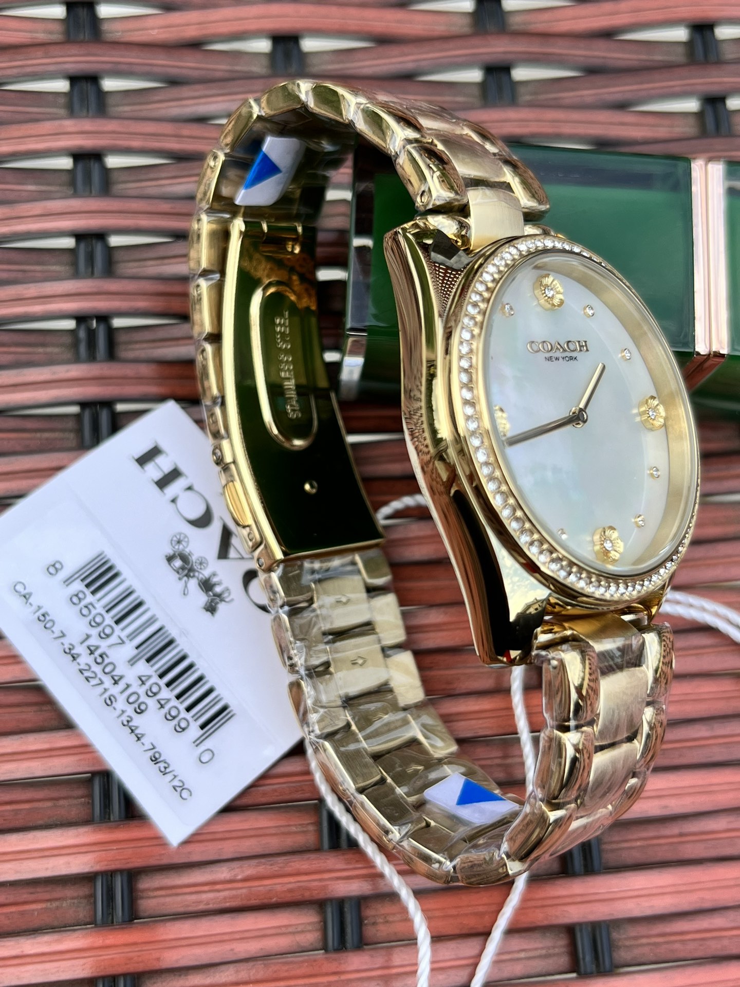 批💰220配盒
独家首发！COACH/蔻驰时尚精致简约指针钢带石英女表，经典时尚贝母面的表盘设计充满了活力，多角度展现璀璨的光泽，呈现立体的光泽效果，在设计中融入美式极简风，轻便简约，摩登经典，都市百搭款三珠链精钢表带防过敏，佩戴舒适，矿物强化玻璃境面通透清晰透亮。生活防水。型号：14504109 尺寸：36mm.配全套包装.