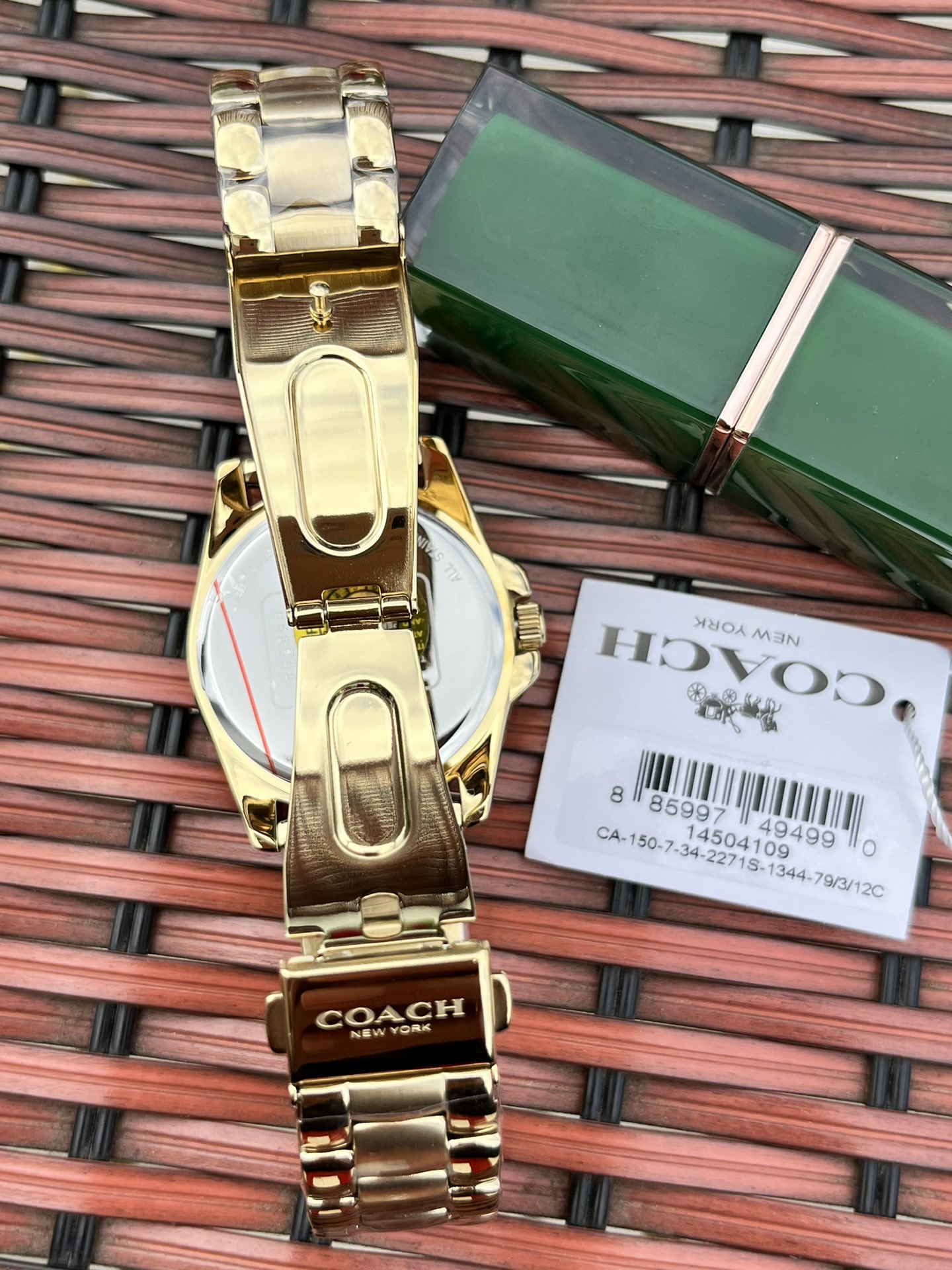 批💰220配盒
独家首发！COACH/蔻驰时尚精致简约指针钢带石英女表，经典时尚贝母面的表盘设计充满了活力，多角度展现璀璨的光泽，呈现立体的光泽效果，在设计中融入美式极简风，轻便简约，摩登经典，都市百搭款三珠链精钢表带防过敏，佩戴舒适，矿物强化玻璃境面通透清晰透亮。生活防水。型号：14504109 尺寸：36mm.配全套包装.