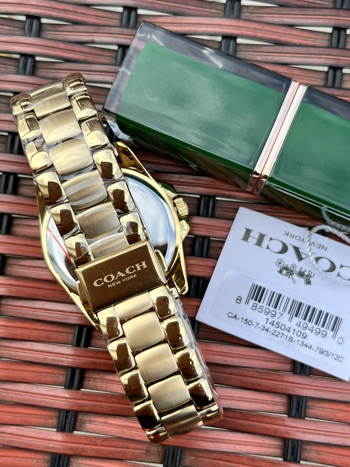 批💰220配盒
独家首发！COACH/蔻驰时尚精致简约指针钢带石英女表，经典时尚贝母面的表盘设计充满了活力，多角度展现璀璨的光泽，呈现立体的光泽效果，在设计中融入美式极简风，轻便简约，摩登经典，都市百搭款三珠链精钢表带防过敏，佩戴舒适，矿物强化玻璃境面通透清晰透亮。生活防水。型号：14504109 尺寸：36mm.配全套包装.