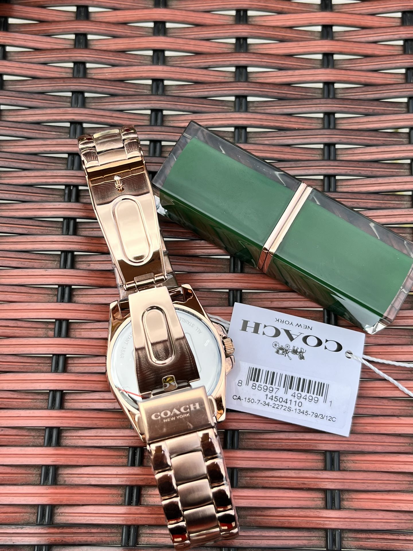 批💰220配盒
独家首发！COACH/蔻驰时尚精致简约指针钢带石英女表，经典时尚贝母面的表盘设计充满了活力，多角度展现璀璨的光泽，呈现立体的光泽效果，在设计中融入美式极简风，轻便简约，摩登经典，都市百搭款三珠链精钢表带防过敏，佩戴舒适，矿物强化玻璃境面通透清晰透亮。生活防水。型号：14504110 尺寸：36mm.配全套包装.