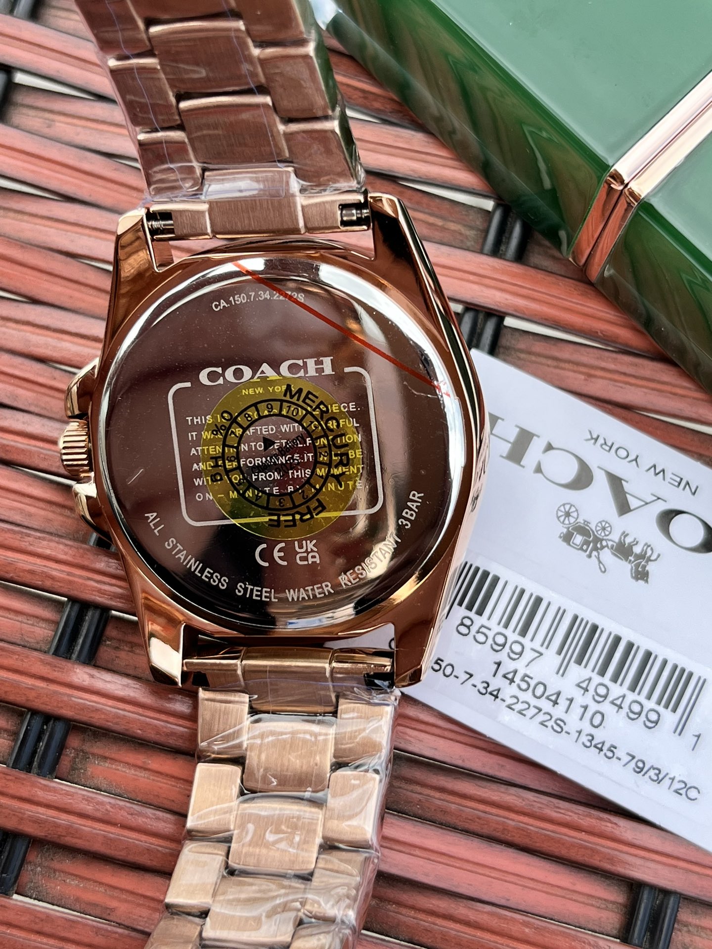 批💰220配盒
独家首发！COACH/蔻驰时尚精致简约指针钢带石英女表，经典时尚贝母面的表盘设计充满了活力，多角度展现璀璨的光泽，呈现立体的光泽效果，在设计中融入美式极简风，轻便简约，摩登经典，都市百搭款三珠链精钢表带防过敏，佩戴舒适，矿物强化玻璃境面通透清晰透亮。生活防水。型号：14504110 尺寸：36mm.配全套包装.