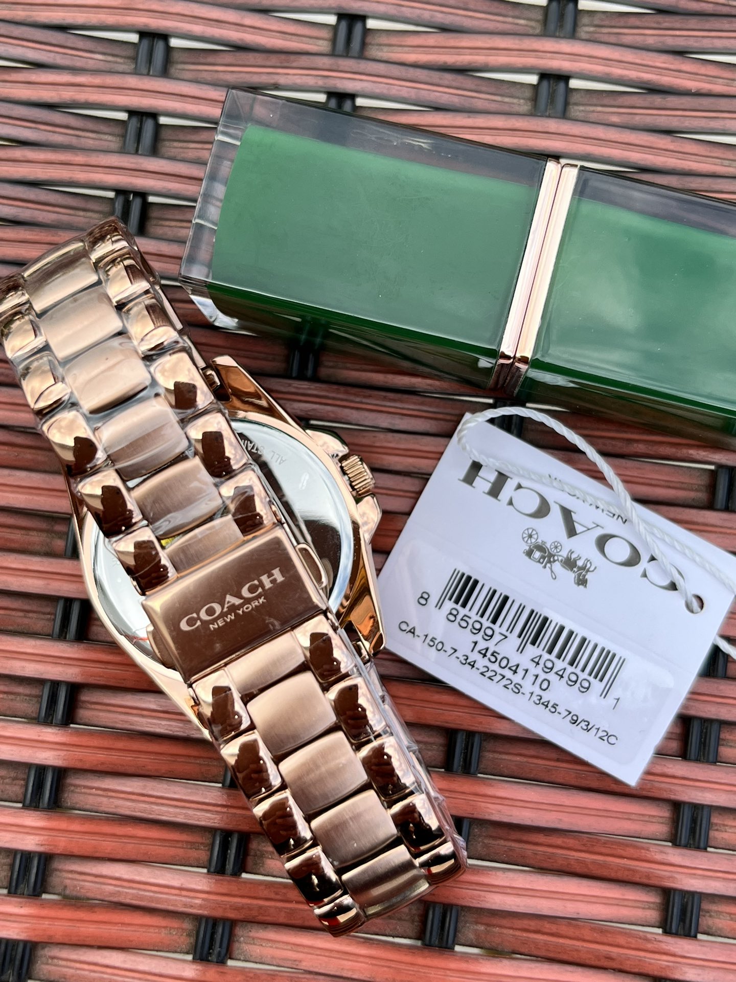 批💰220配盒
独家首发！COACH/蔻驰时尚精致简约指针钢带石英女表，经典时尚贝母面的表盘设计充满了活力，多角度展现璀璨的光泽，呈现立体的光泽效果，在设计中融入美式极简风，轻便简约，摩登经典，都市百搭款三珠链精钢表带防过敏，佩戴舒适，矿物强化玻璃境面通透清晰透亮。生活防水。型号：14504110 尺寸：36mm.配全套包装.